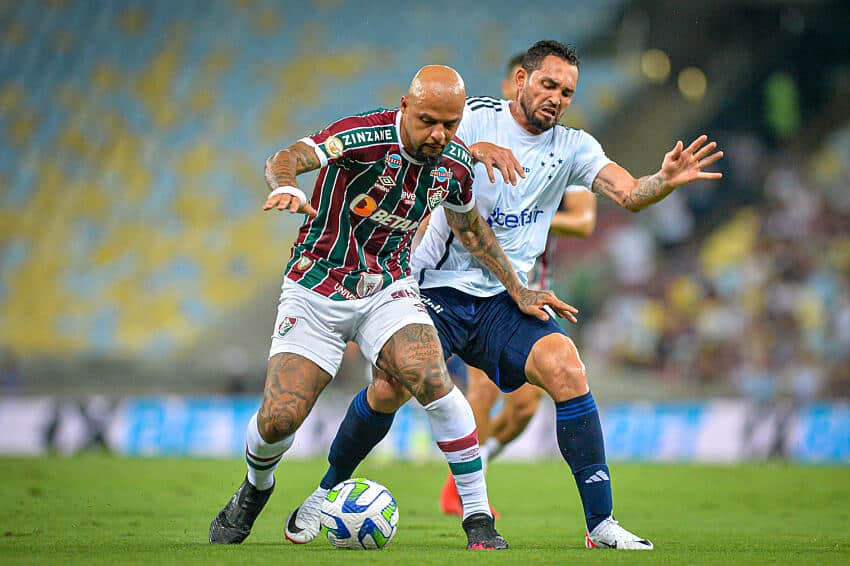 Gilberto disputa bola com Felipe Melo em Fluminense 1x0 Cruzeiro