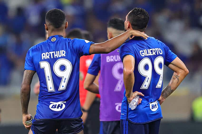 Gilberto, do Cruzeiro, sendo consolado por Arthur Gomes