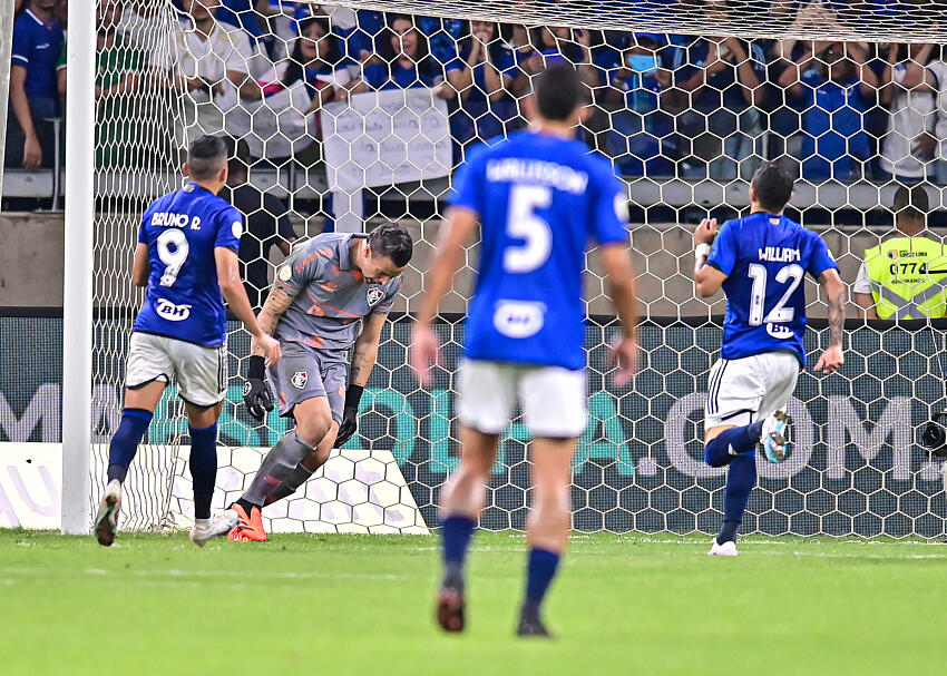 F&aacute;bio pegou p&ecirc;nalti em &uacute;ltimo confronto com o Cruzeiro em Belo Horizonte - Foto: Icon sport