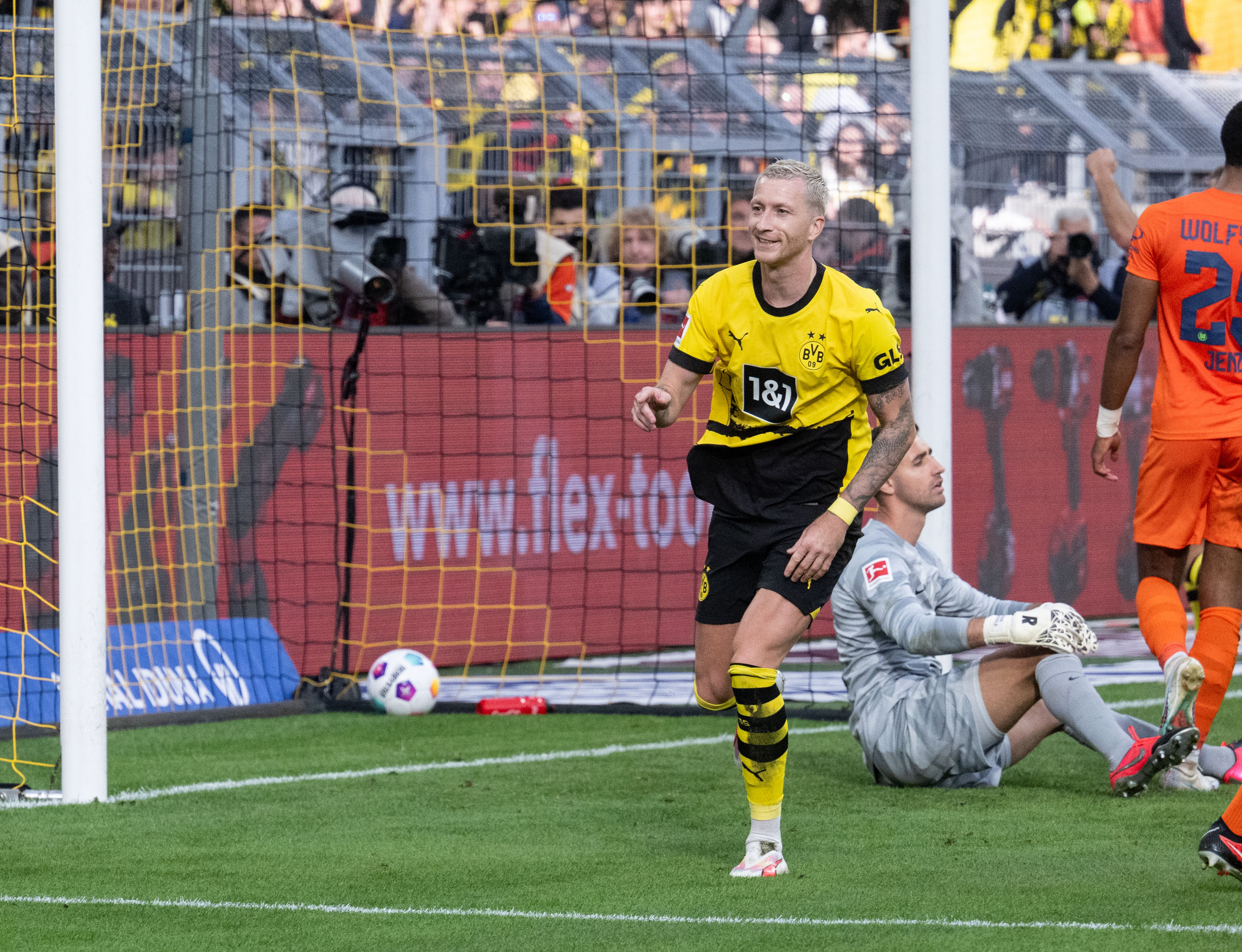 Incans&aacute;vel, Marco Reus decide em vit&oacute;ria magra do Borussia Dortmund diante do Wolfsburg