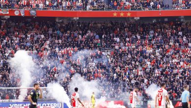 Afundado na crise, Ajax &eacute; atropelado pelo Feyenoord e cl&aacute;ssico &eacute; suspenso por sinalizadores no gramado