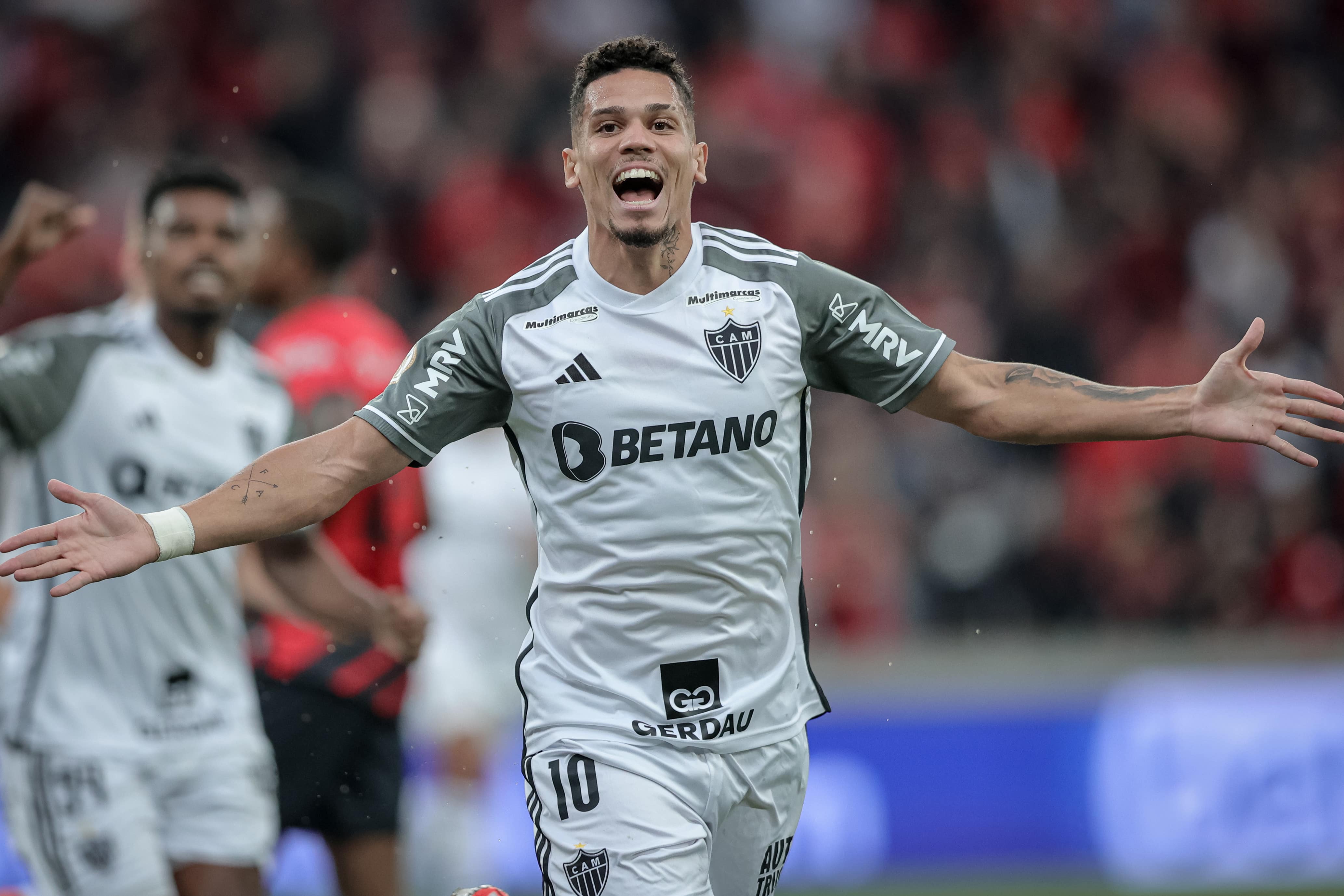 Paulinho assume protagonismo no Atl&eacute;tico-MG, que o credenciou para a Sele&ccedil;&atilde;o