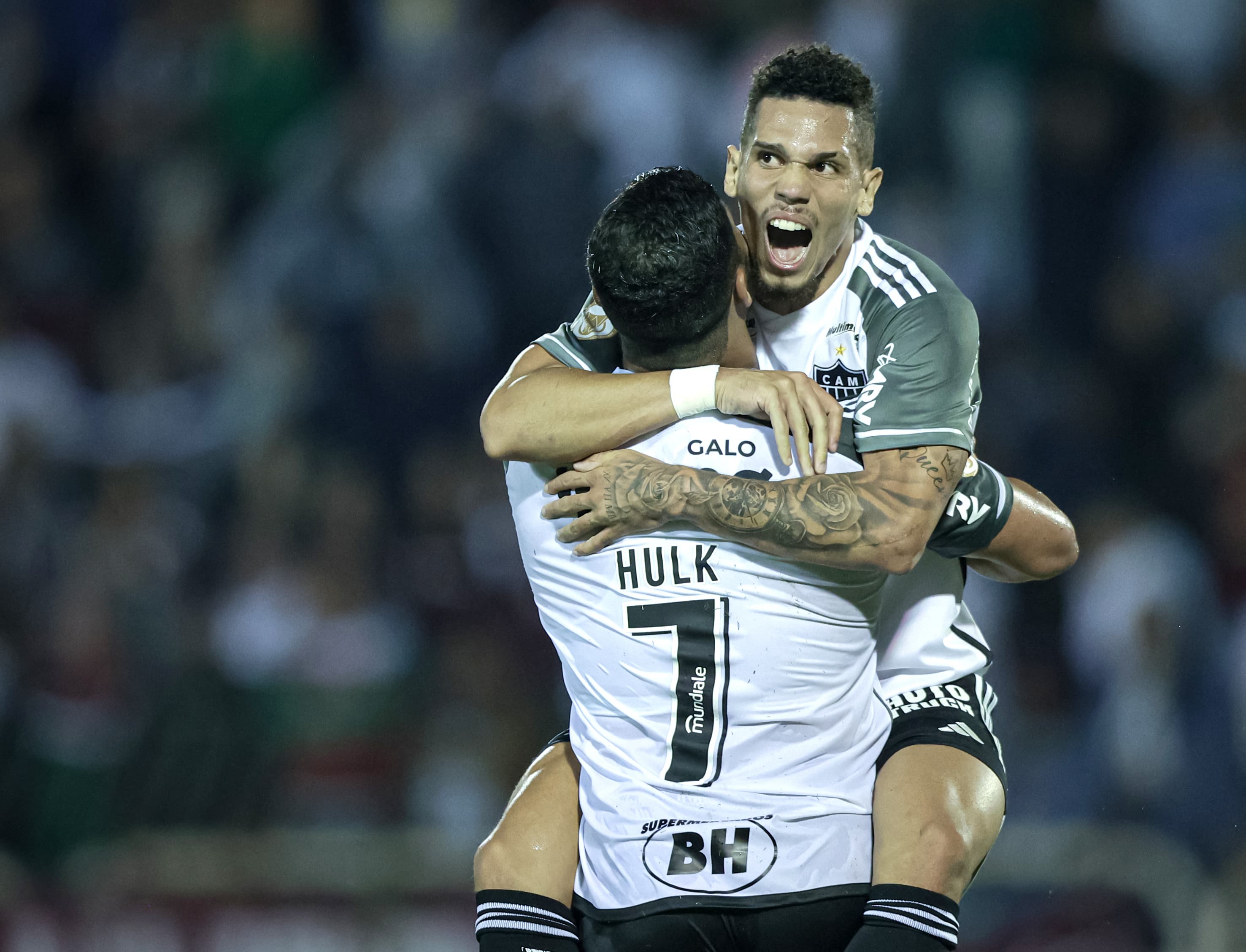 Paulinho &eacute; o primeiro a amea&ccedil;ar artilharia de Hulk, e quem ganha &eacute; o Atl&eacute;tico-MG