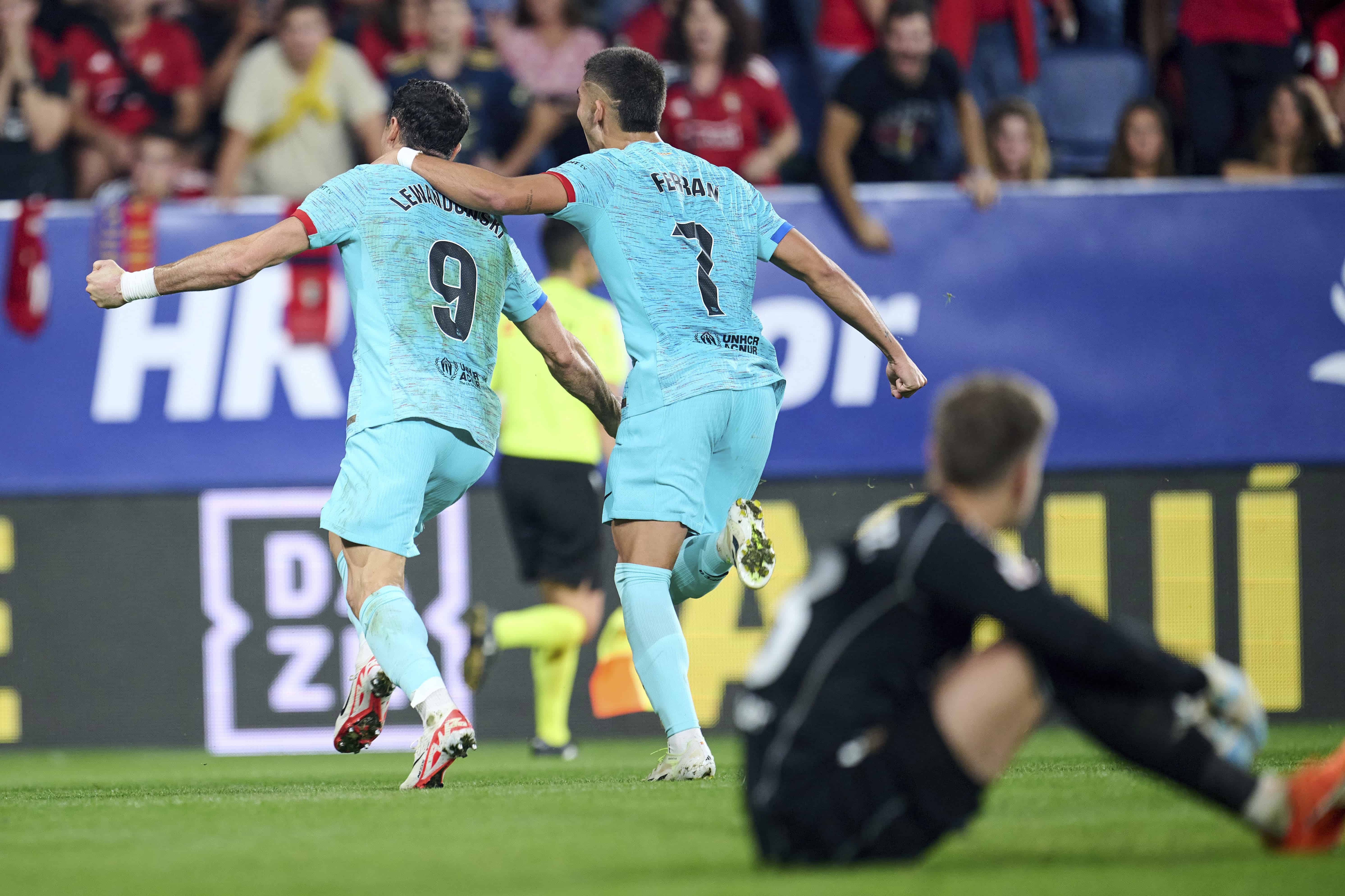 Lewandowski decide a 1&ordf; na temporada, Barcelona vence Osasuna e segue na cola do Real