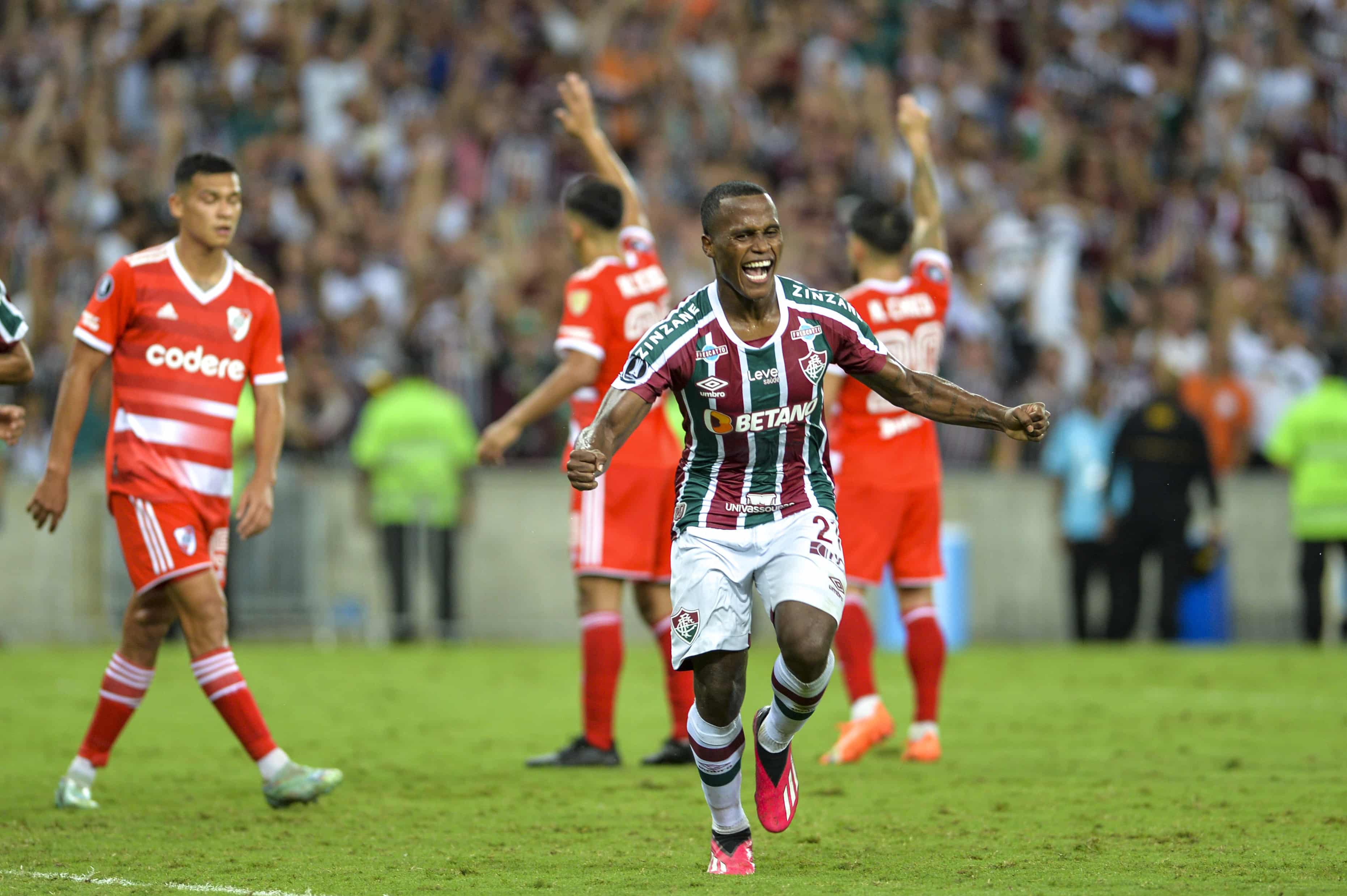 Arias comemora um de seus dois gols sobre o River Plate, na Libertadores, competi&ccedil;&atilde;o que &eacute; seu sonho e do Fluminense - Foto: Icon sport