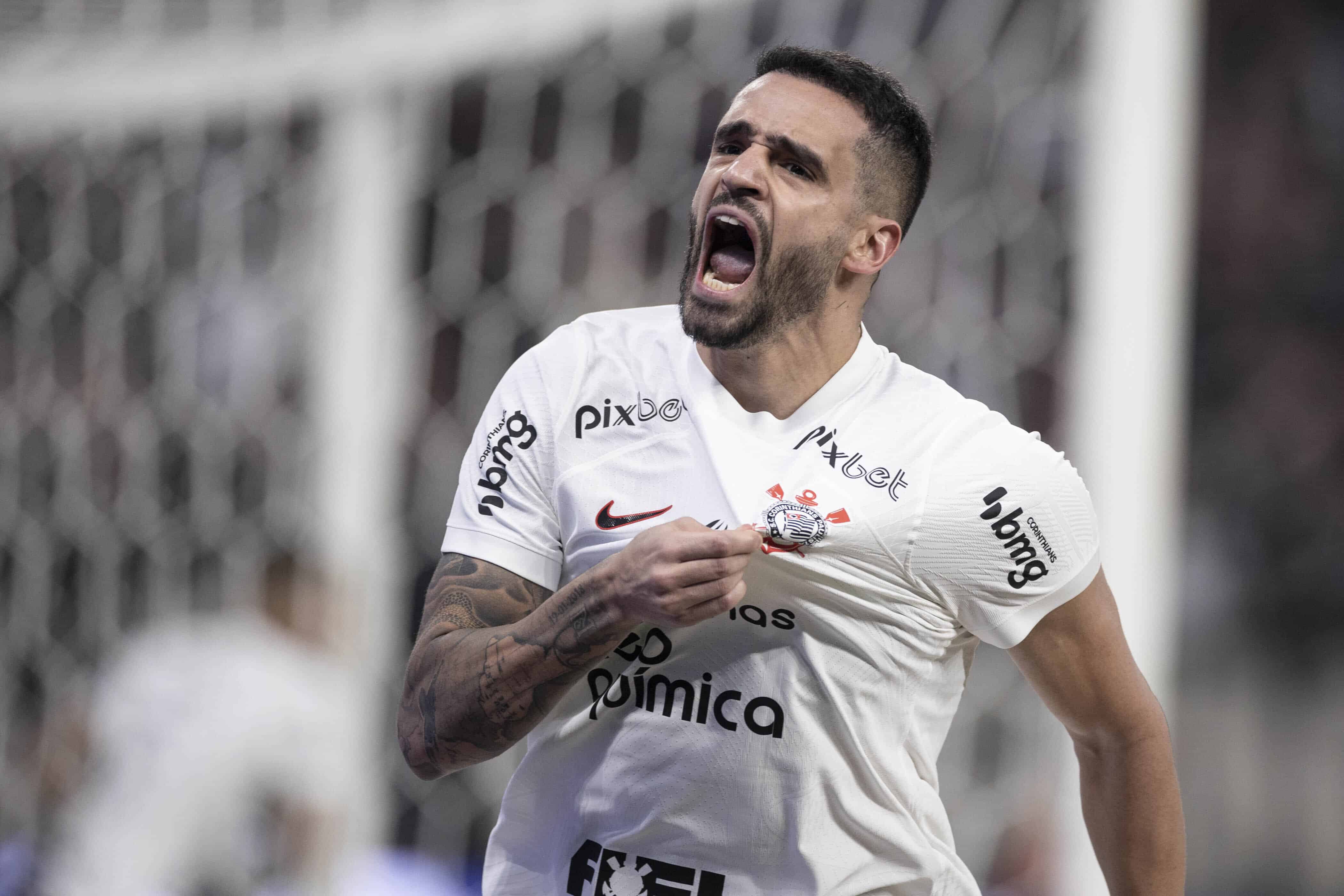 Renova&ccedil;&atilde;o por dois anos com Renato Augusto seria mesmo uma loucura?