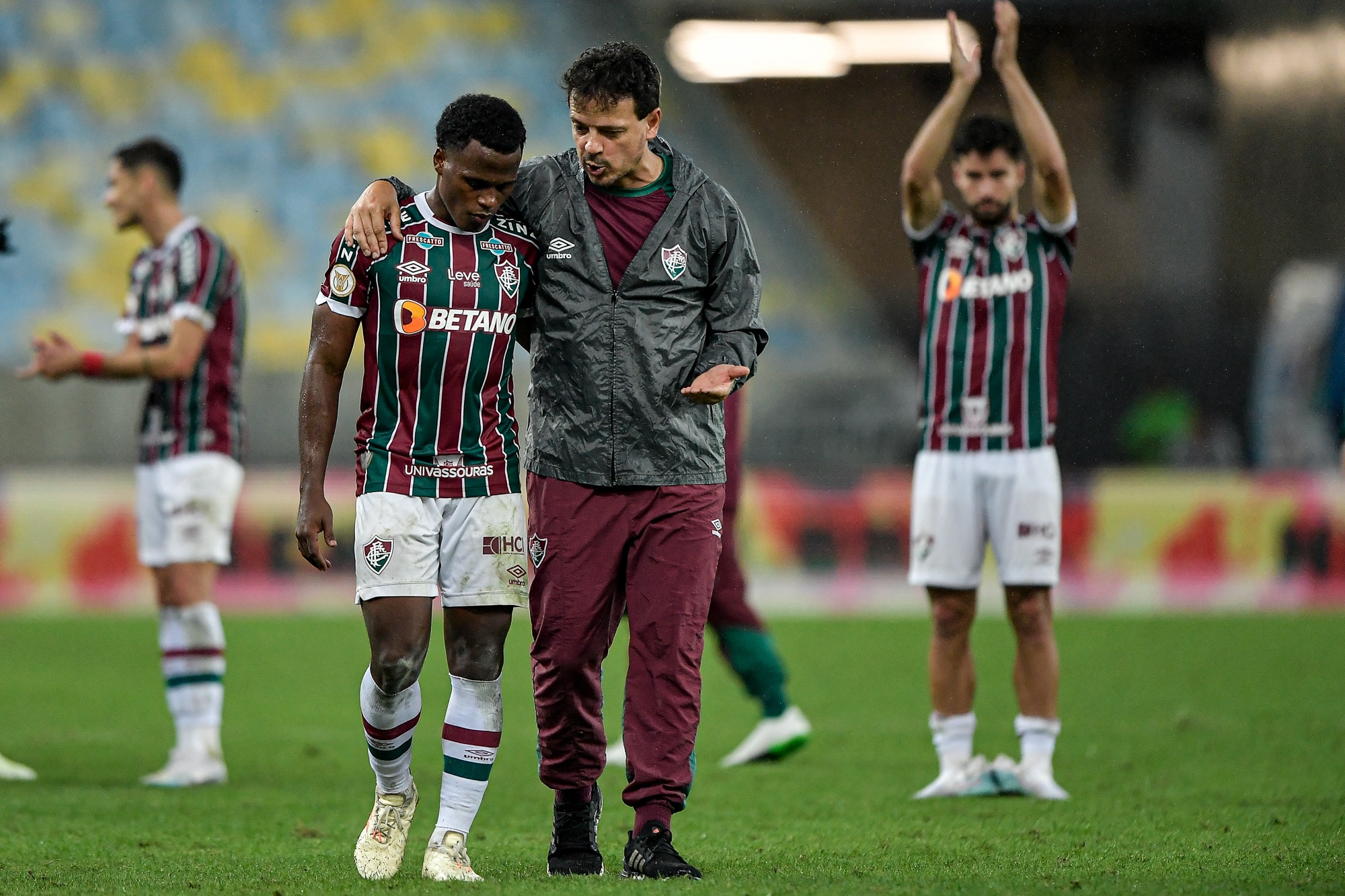 Arias com Fernando Diniz: colombiano rasgou elogios ao treinador do Fluminense - Foto: Icon sport