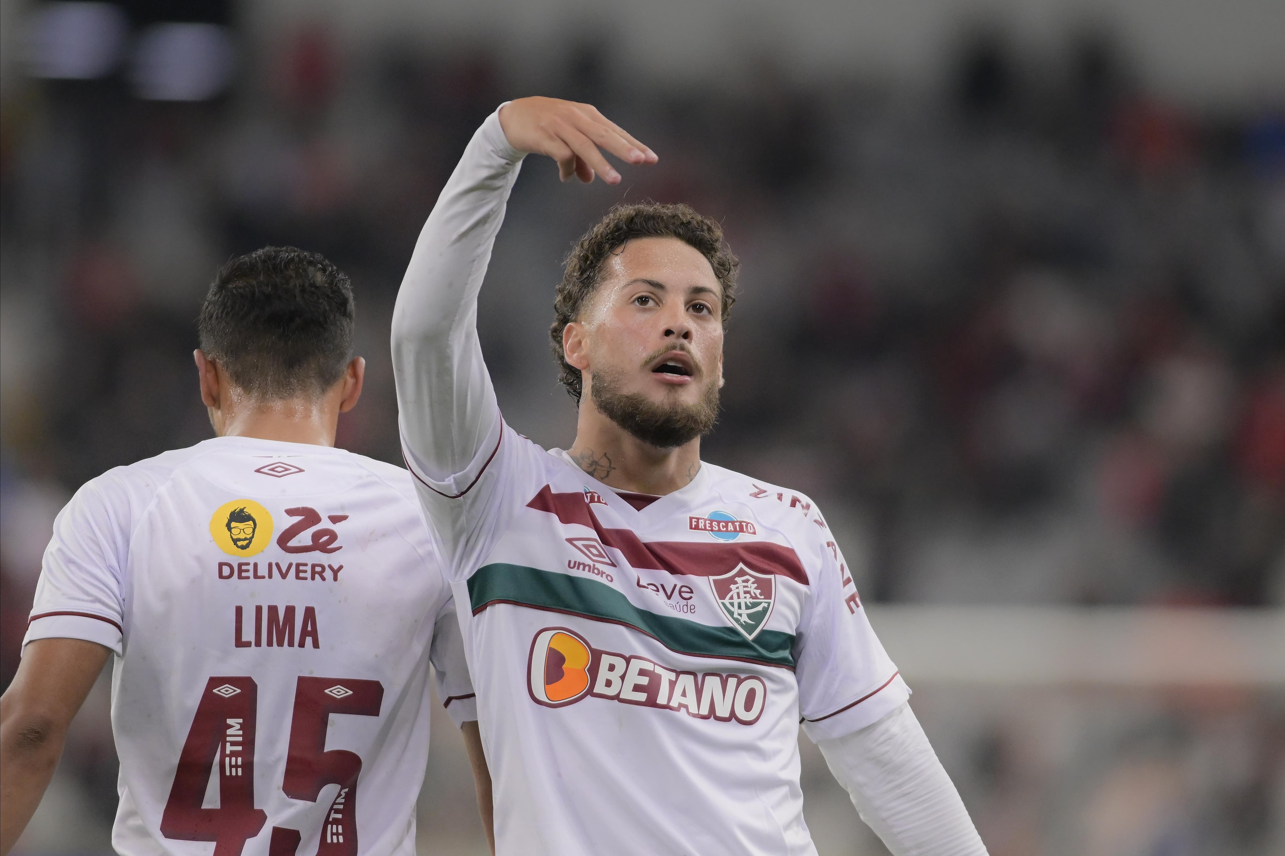 Feyenoord se interessa por Guga ap&oacute;s oferta de agente, mas jogador e Fluminense recusam