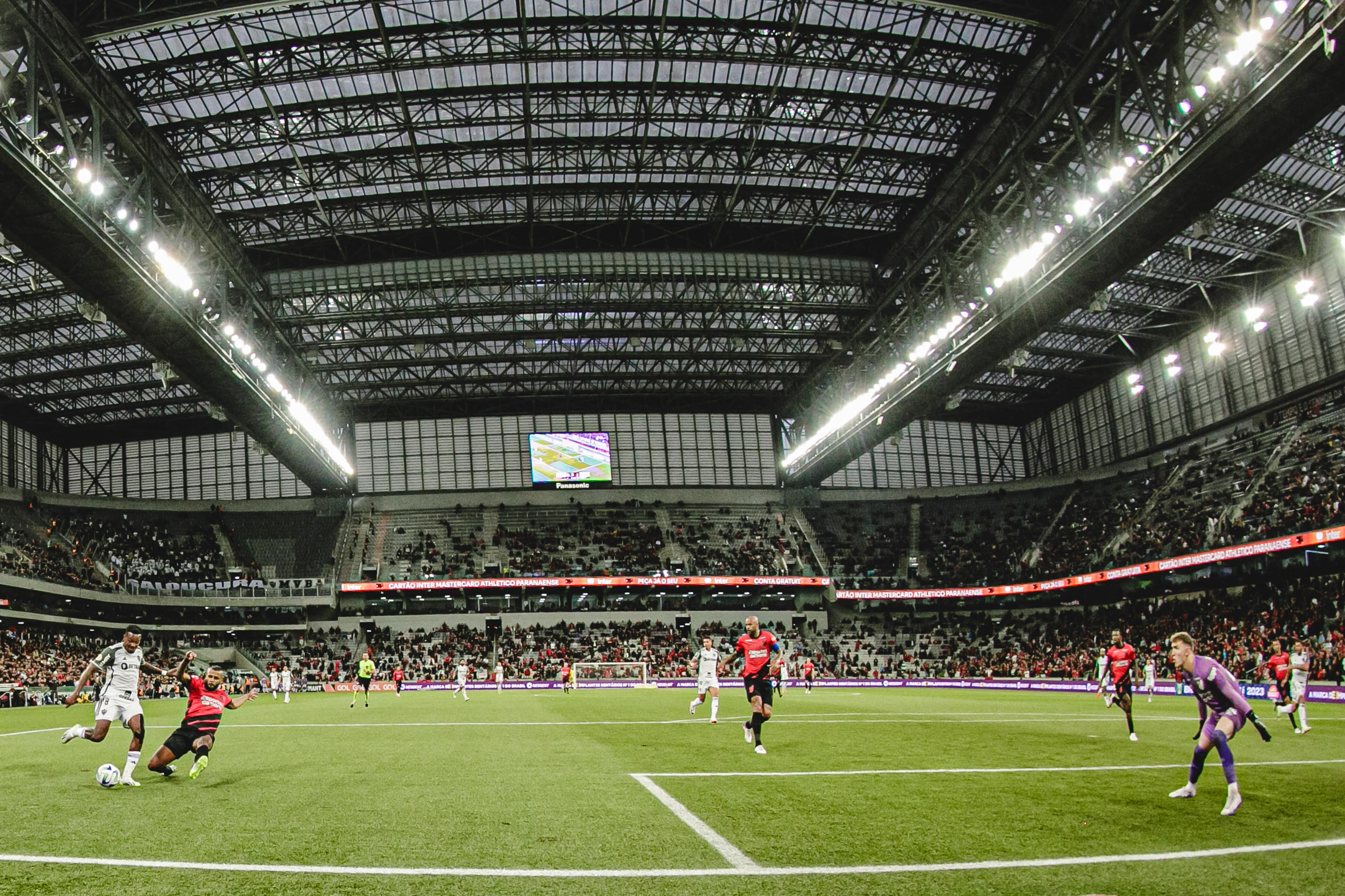 Gramados sint&eacute;ticos como o da Arena da Baixada viraram motivo de disc&oacute;rdia no Brasileir&atilde;o - Foto: Mauro Fanha/Icon sport