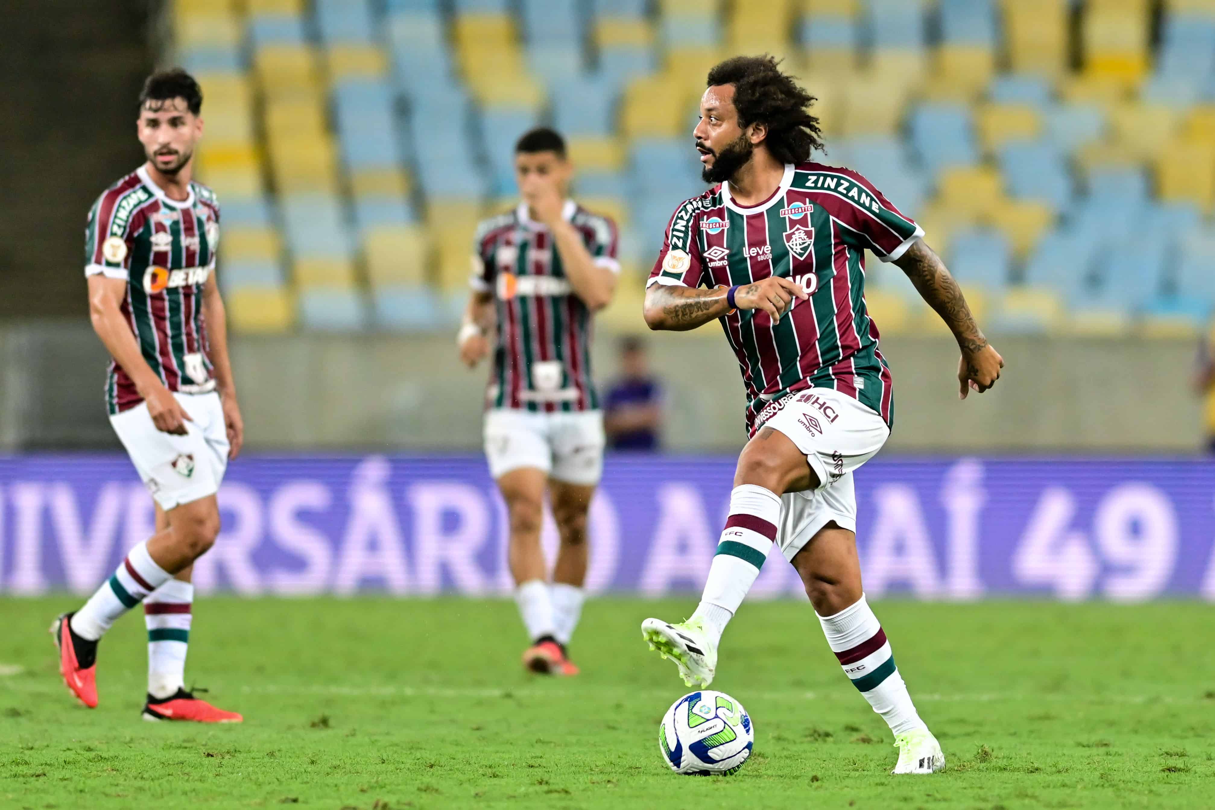 Olhos para um lado, bola para o outro: Marcelo desfilou na vit&oacute;ria do Fluminense no Campeonato Brasileiro (Foto: Icon sport)