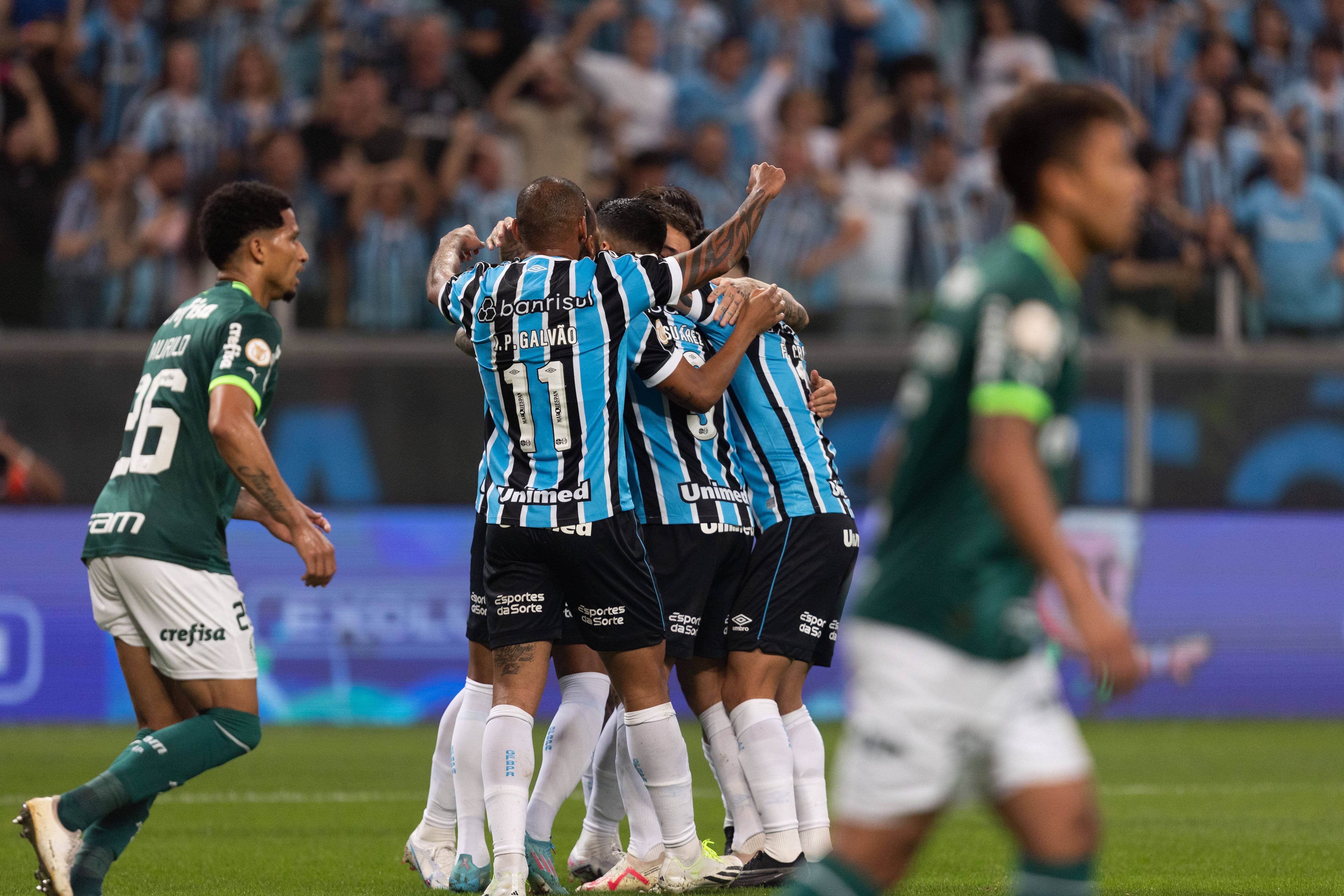 Gr&ecirc;mio faz gol cedo e segura Palmeiras para vencer e seguir no G-4