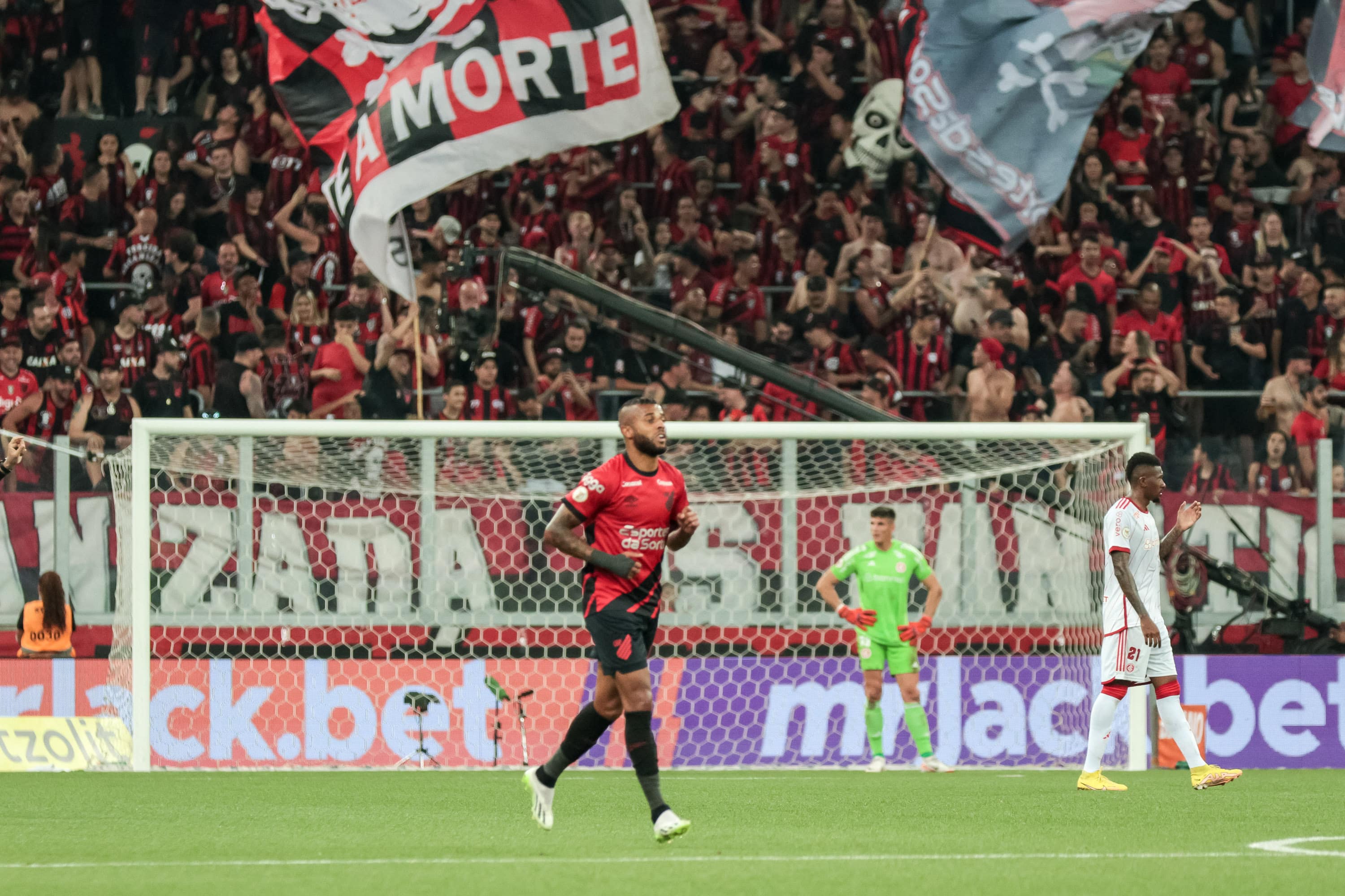 Bola a&eacute;rea preocupa Internacional antes do momento mais importante do ano