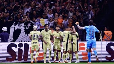 Corinthians vence o l&iacute;der Botafogo, ameniza crise e aumenta press&atilde;o sobre Bruno Lage