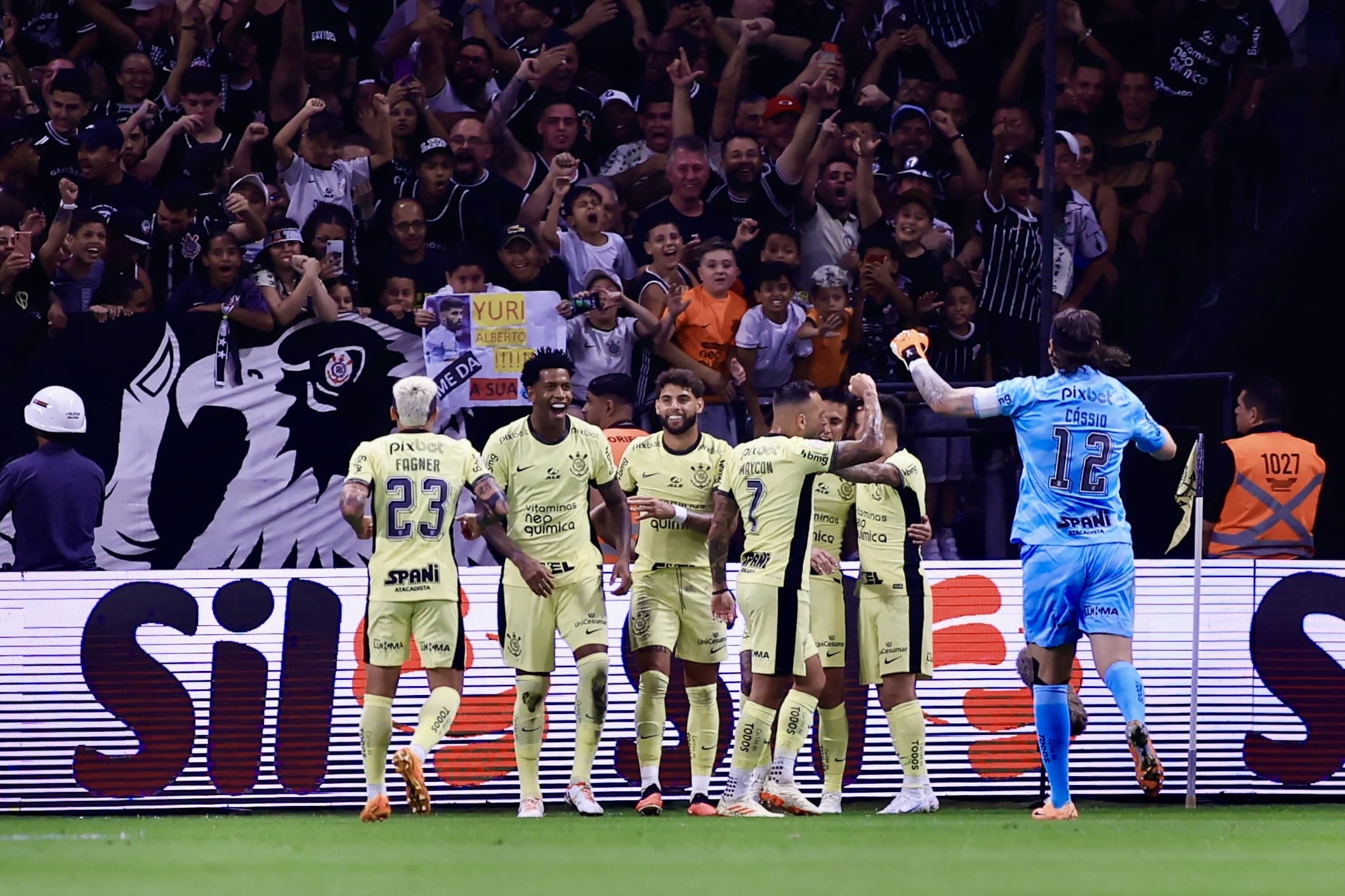 Corinthians vence o l&iacute;der Botafogo, ameniza crise e aumenta press&atilde;o sobre Bruno Lage