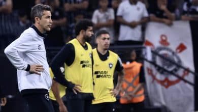Botafogo: coletiva de Bruno Lage tem soco na mesa e palavr&atilde;o depois de derrota
