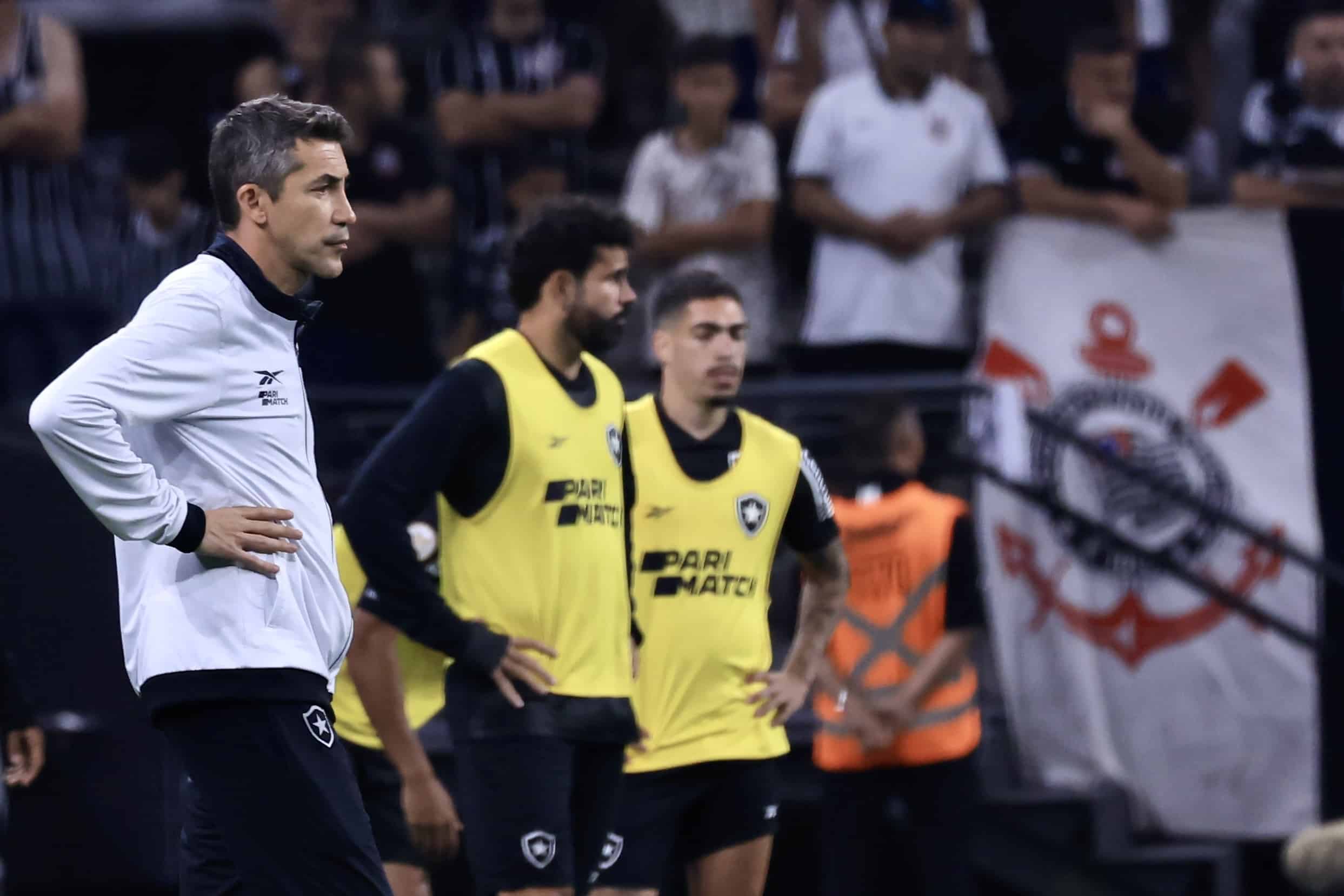 Botafogo: coletiva de Bruno Lage tem soco na mesa e palavr&atilde;o depois de derrota