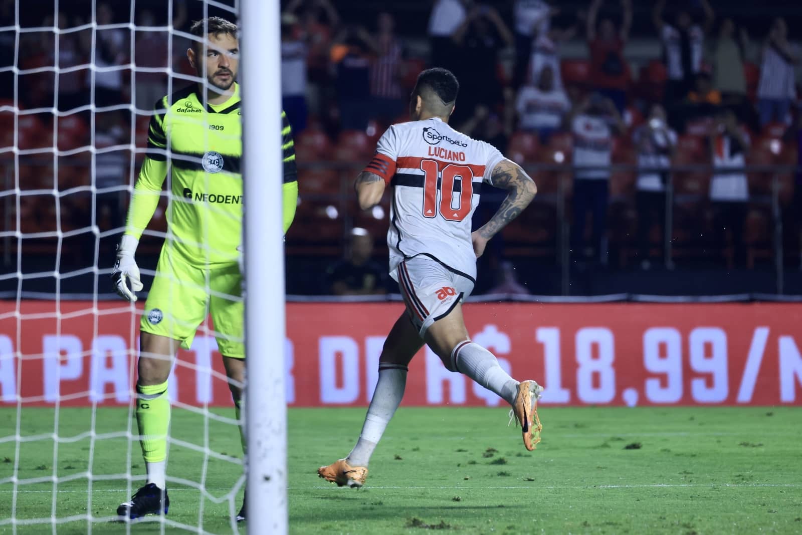 Ap&oacute;s t&iacute;tulo, S&atilde;o Paulo enfim volta a vencer no Brasileir&atilde;o diante do lanterna&nbsp;Coritiba