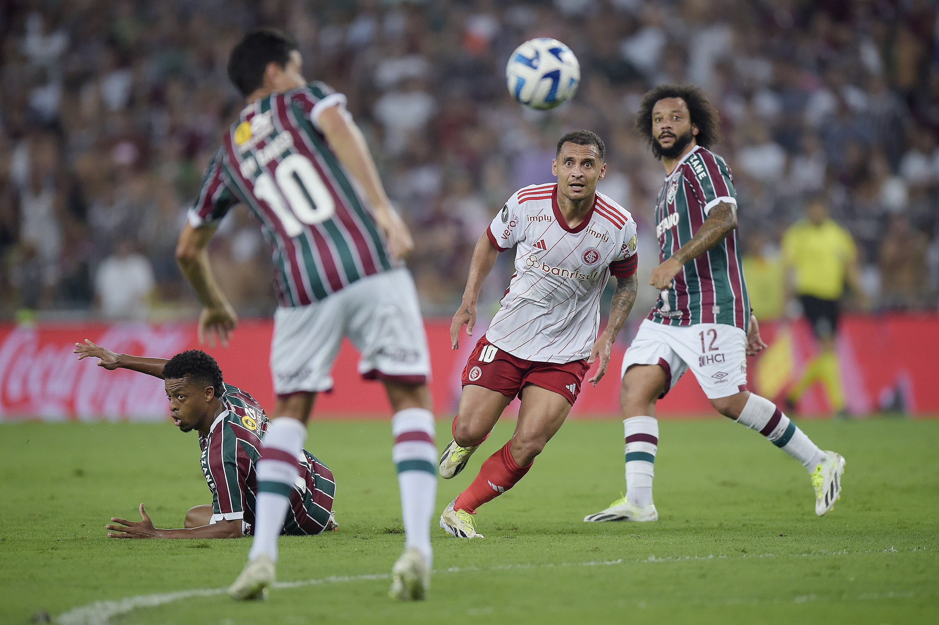Com um a menos, Fluminense arranca empate com Inter e deixa semi da Libertadores aberta
