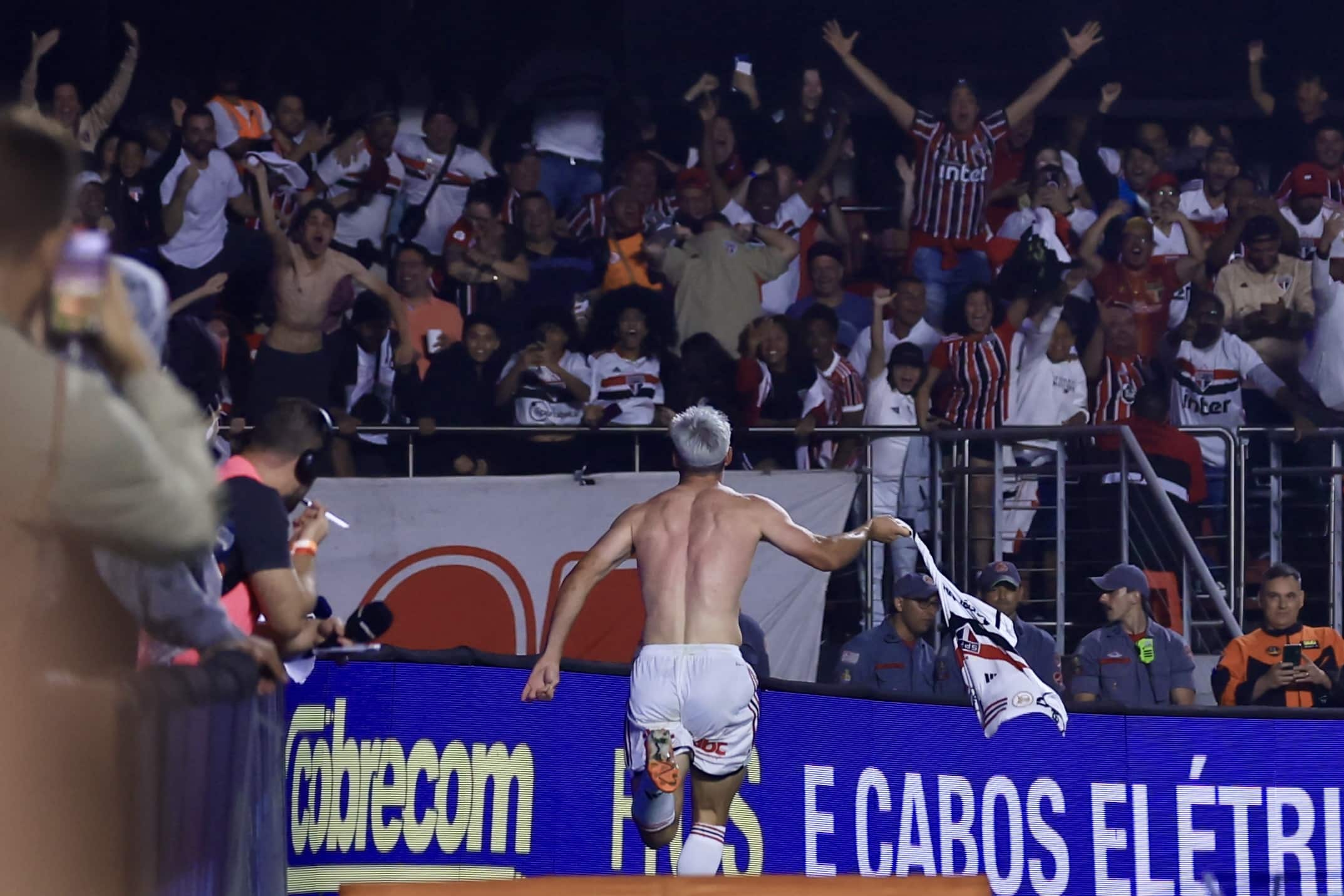 Calleri castiga o Corinthians e fecha semana perfeita do S&atilde;o Paulo com virada&nbsp;no&nbsp;Majestoso