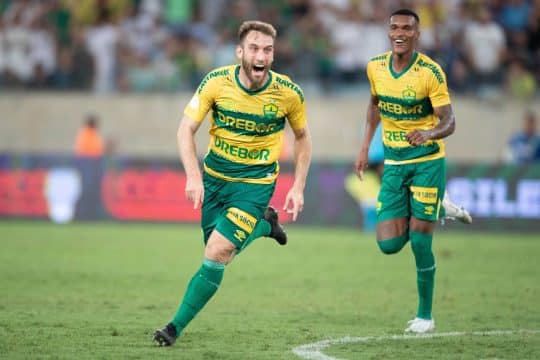 Cuiab&aacute; quebra fase ruim e bate o Fluminense em jogo marcado por muitas faltas