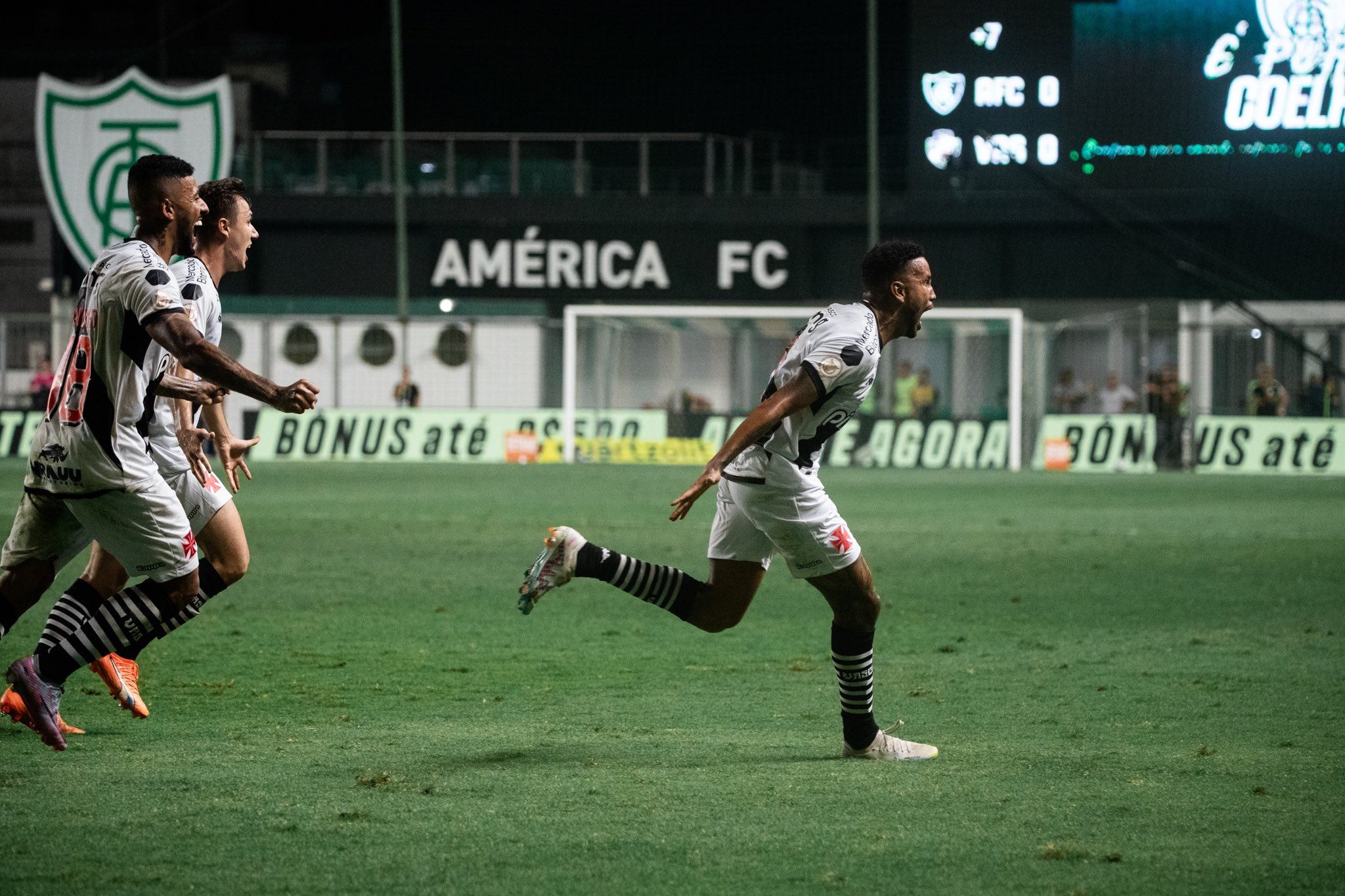 Na insist&ecirc;ncia, Vasco vence o Am&eacute;rica-MG com gol no fim e deixa a zona do rebaixamento