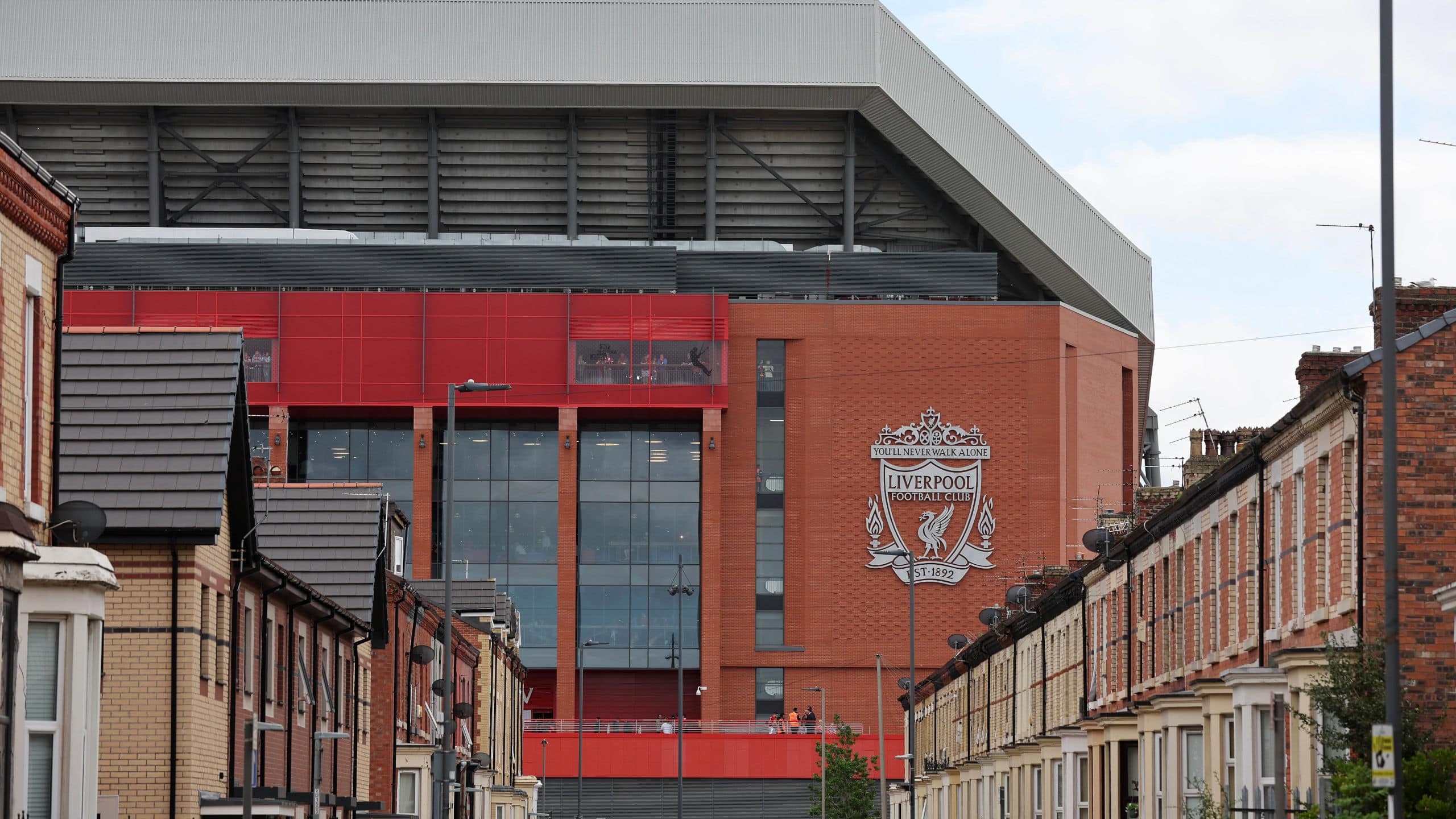 Donos do Liverpool vendem a&ccedil;&otilde;es minorit&aacute;rias para empresa de investimentos americana