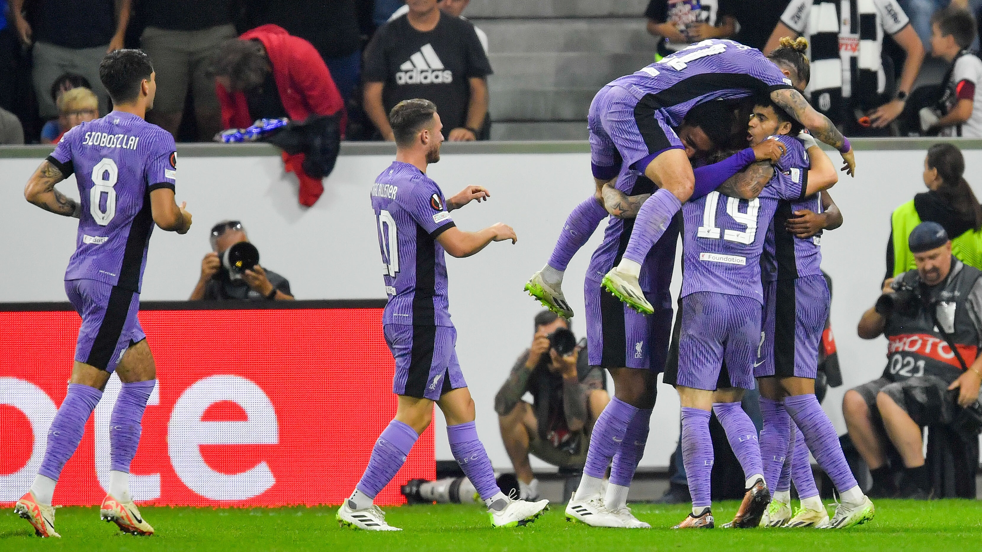 A Liga Europa come&ccedil;ou com um susto para o Liverpool, mas a virada n&atilde;o demorou