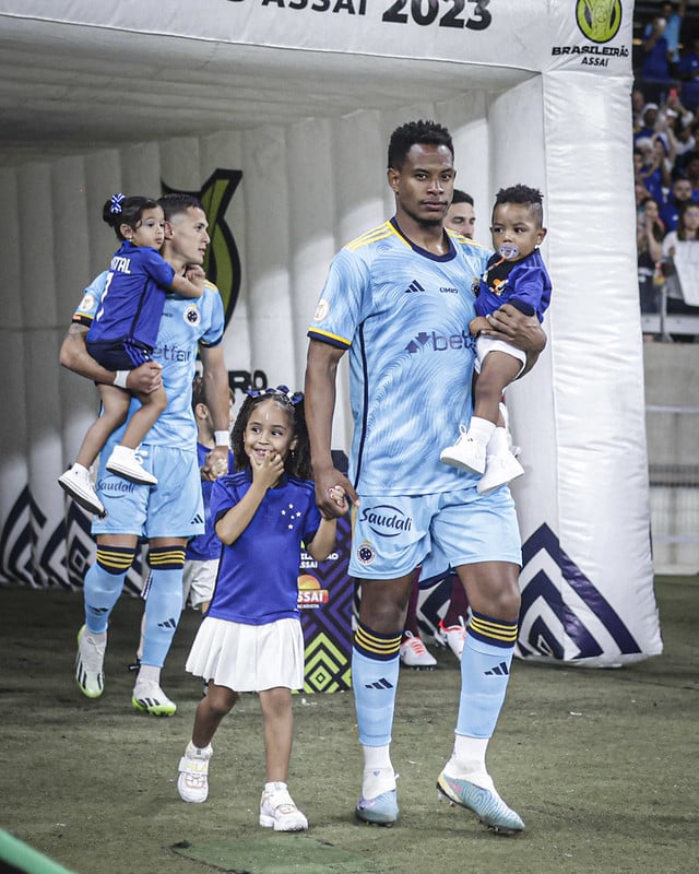 Matheus Jussa entrando em campo vestido com o novo uniforme 3 do Cruzeiro
