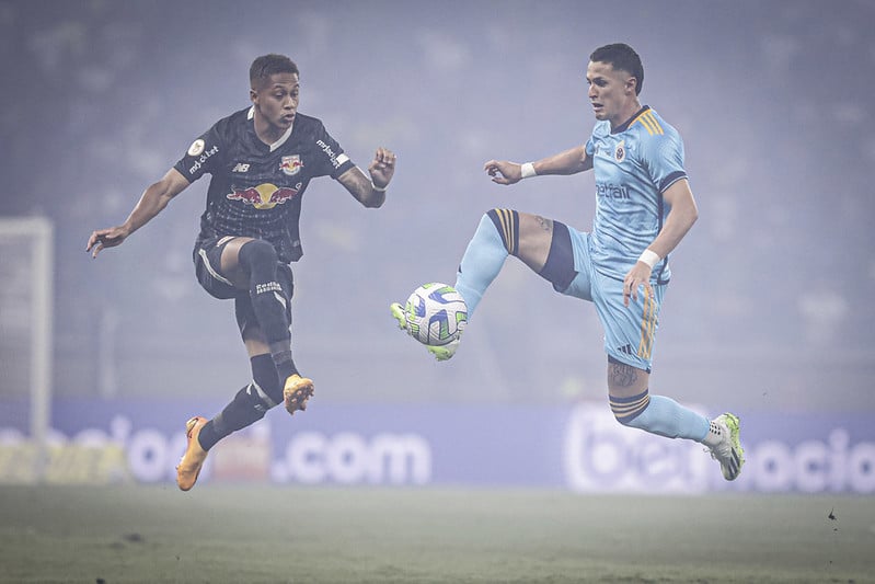 Matheus Vital, meia do Cruzeiro, domina bola contra a marca&ccedil;&atilde;o do RB Bragantino