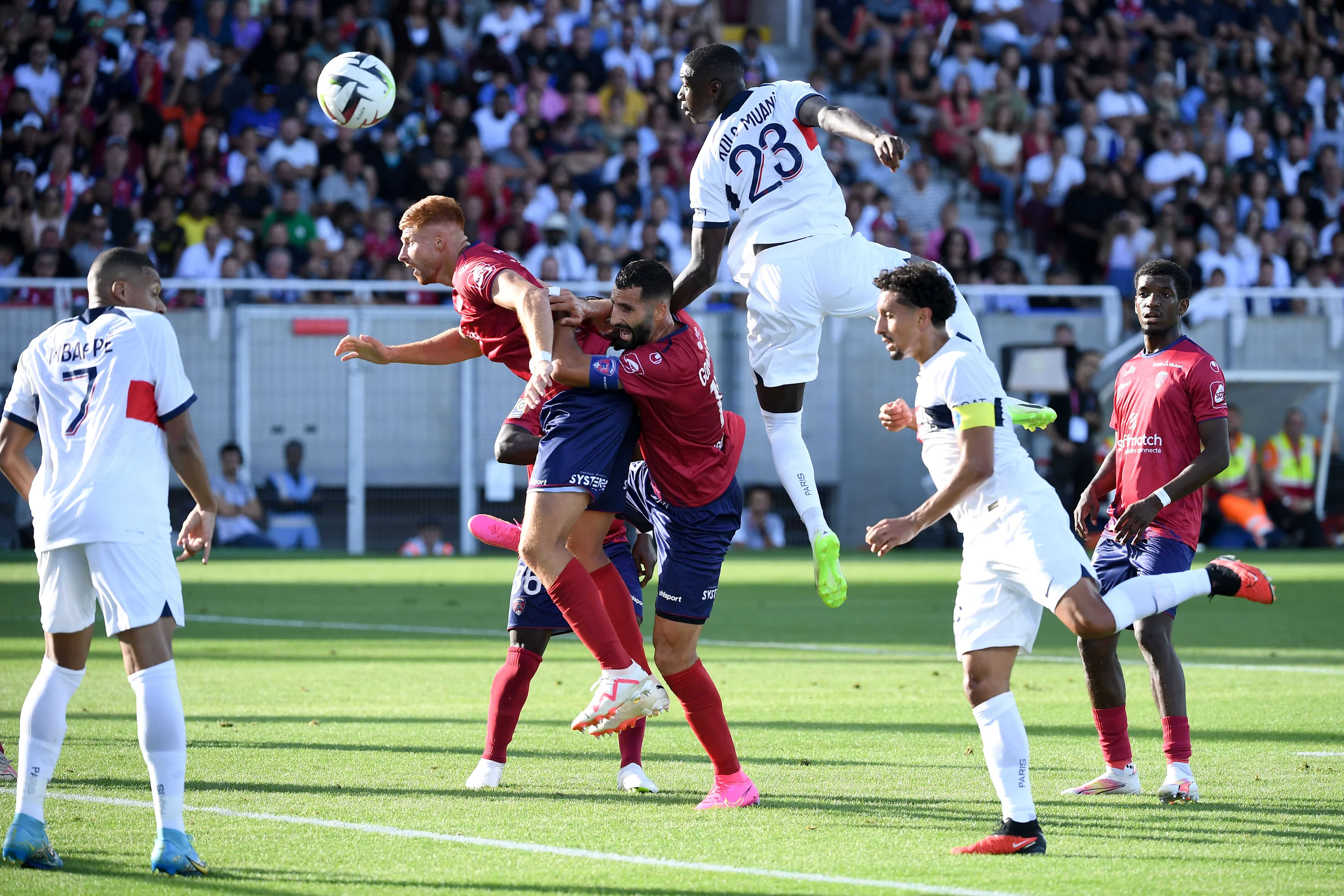 Goleiros brilham na Fran&ccedil;a, e PSG n&atilde;o passa de um empate sem gols diante do Clermont em jogo muito agitado