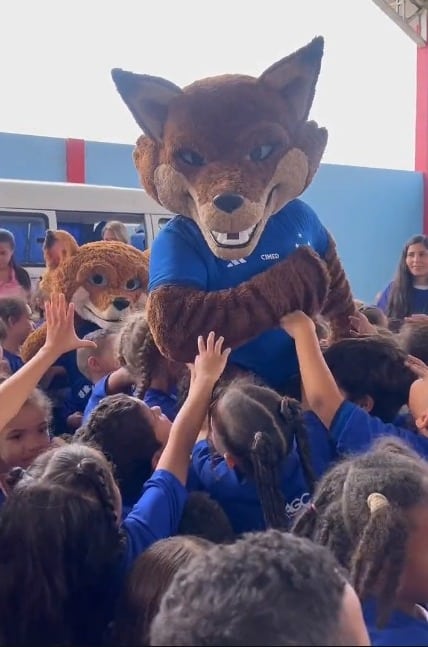 Rapos&atilde;o e Raposinho, em a&ccedil;&atilde;o social promovida pelo Cruzeiro