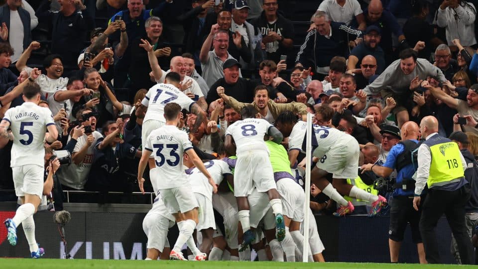 Liverpool se segura com dois a menos até os acréscimos, mas Tottenham arranca vitória no último suspiro