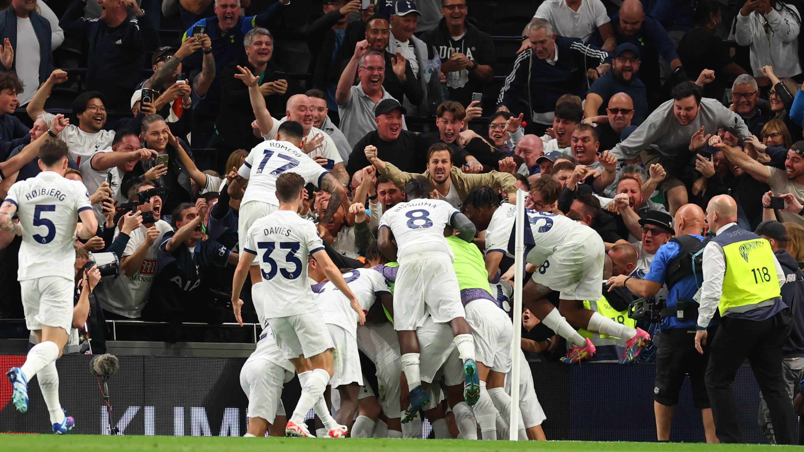 Liverpool se segura com dois a menos at&eacute; os acr&eacute;scimos, mas Tottenham arranca vit&oacute;ria no &uacute;ltimo suspiro