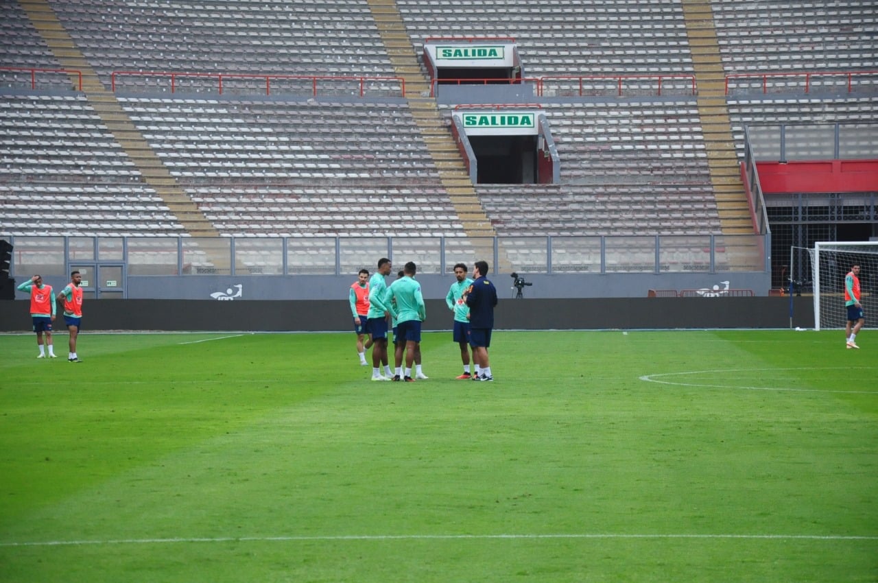 Treino de Diniz na Sele&ccedil;&atilde;o tem Neymar como &ldquo;zagueiro&rdquo;; entenda e veja escala&ccedil;&atilde;o