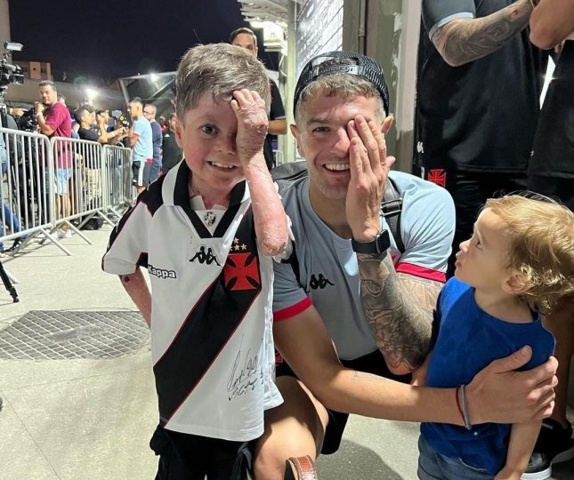 Vasco: como Gui, torcedor com doença rara, virou amuleto do time, lei e bandeira da torcida