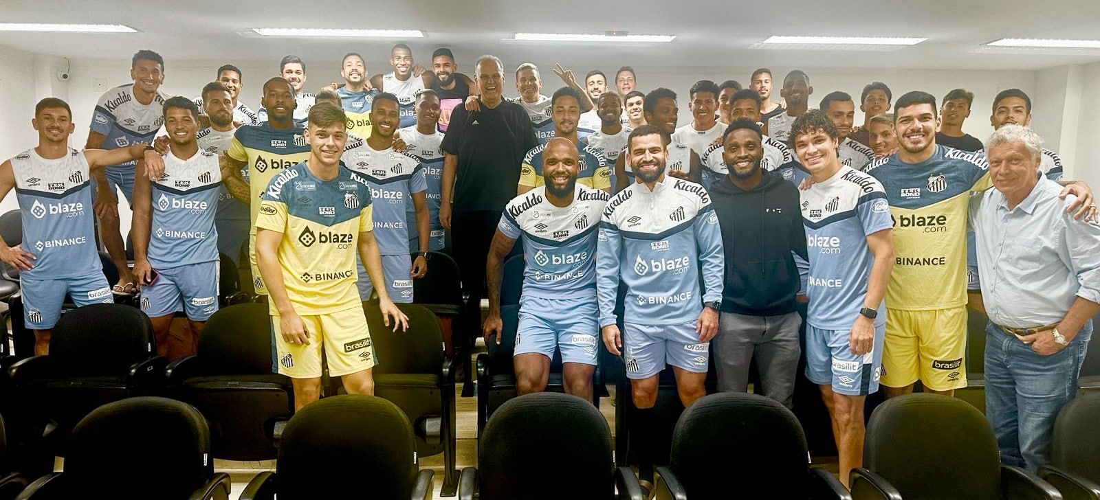 Oscar e elenco do Santos no CT Rei Pel&eacute;