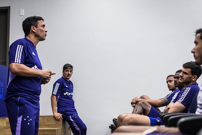 Z&eacute; Ricardo, em seu primeiro contato com os jogadores do Cruzeiro