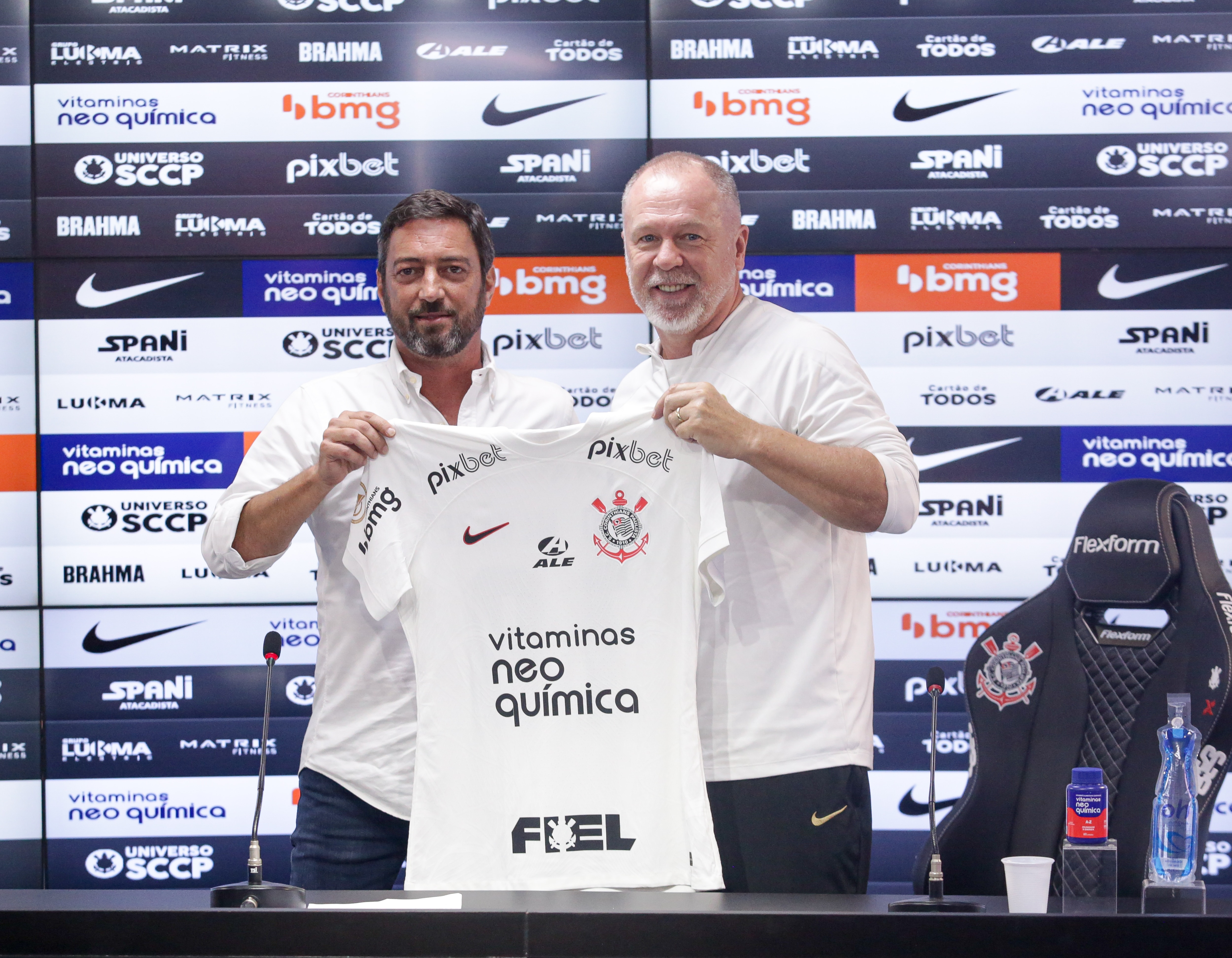Primeira coletiva de Mano Menezes no Corinthians &eacute; marcada por lembran&ccedil;as do passado e recado de Du&iacute;lio