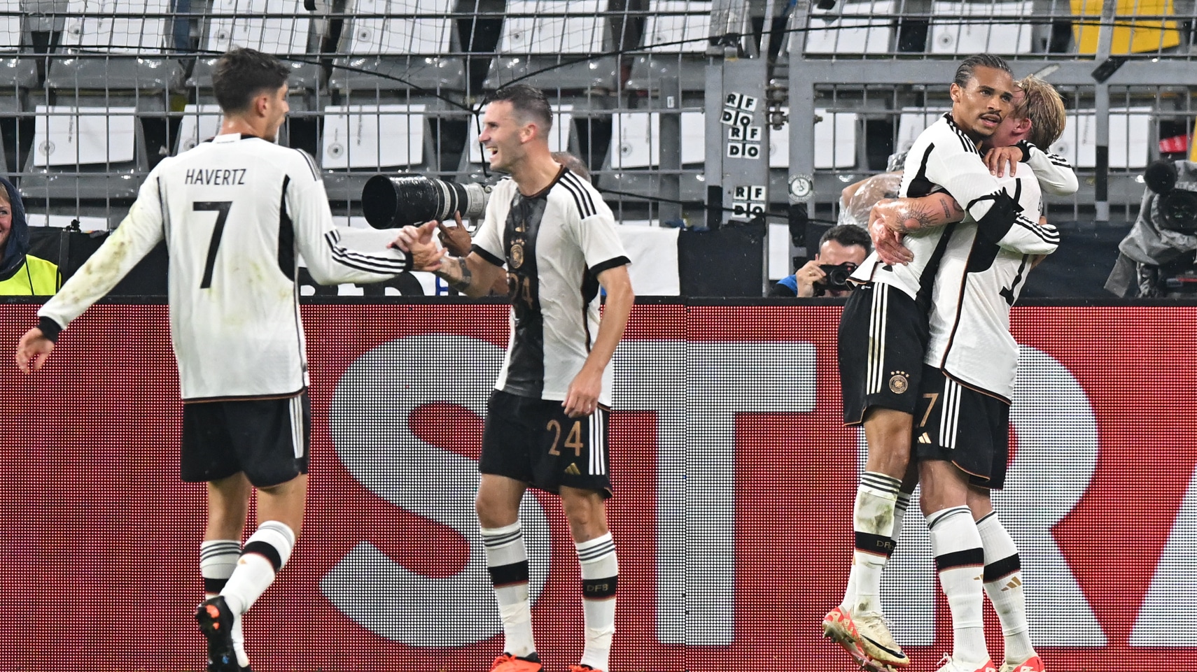 Alemanha d&aacute; leve pausa em crise com vit&oacute;ria sobre a Fran&ccedil;a em amistoso