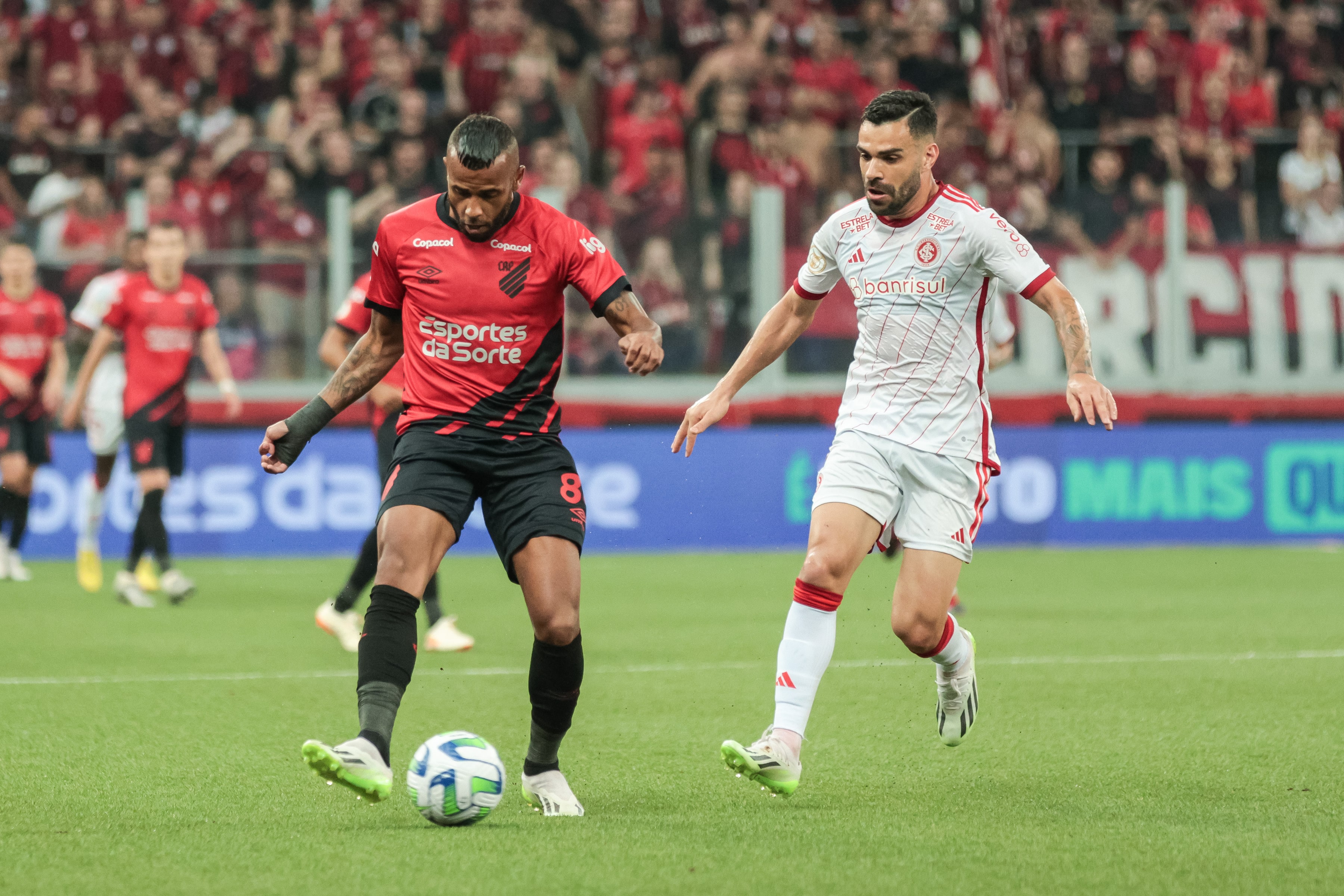 Athletico-PR marca no fim, vence reservas do Internacional e vai ao G6