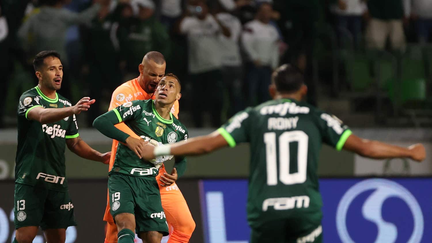 Breno Lopes &eacute; abra&ccedil;ado por companheiros ap&oacute;s marcar gol da vit&oacute;ria do Palmeiras (Foto: Cesar Greco/Palmeiras/by Canon)
