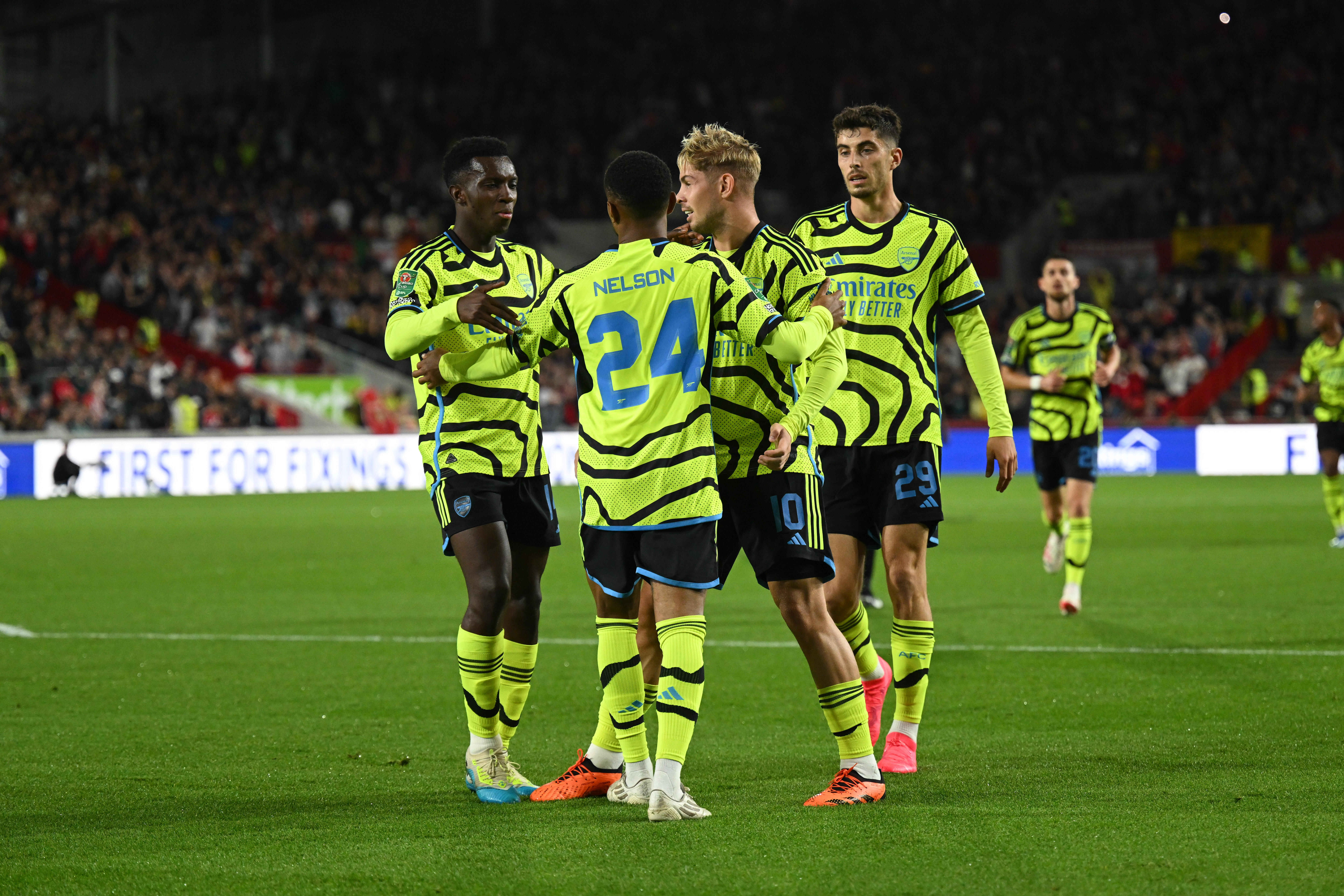 Arsenal sofre, mas vence Brentford pelo placar m&iacute;nimo e avan&ccedil;a na Copa da Liga Inglesa
