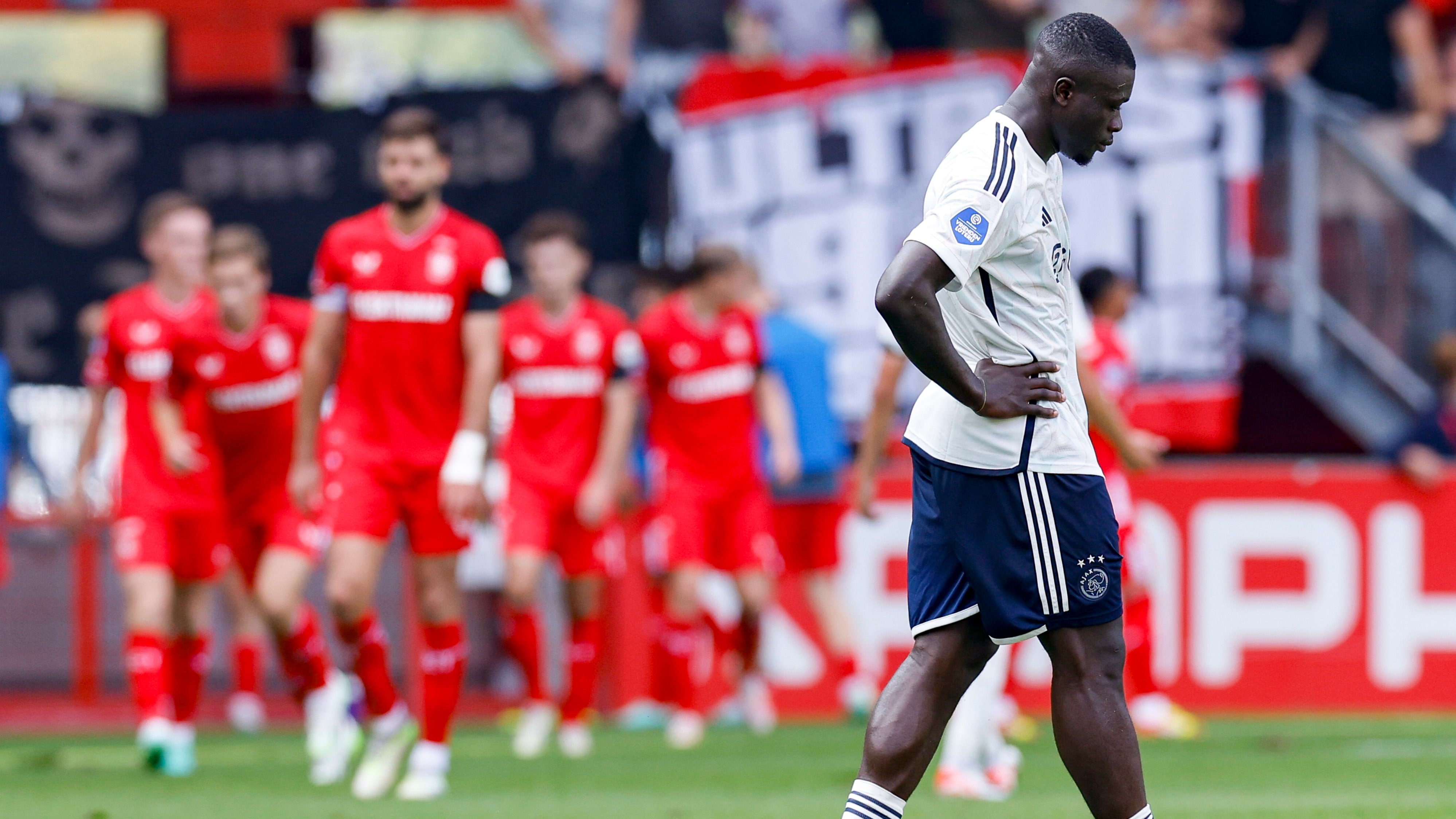 Ajax come&ccedil;a mal a temporada e j&aacute; est&aacute; a sete pontos dos l&iacute;deres do Holand&ecirc;s