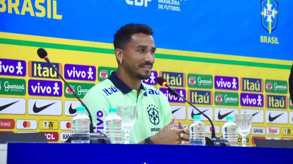 Danilo d&aacute; aula sobre como Sele&ccedil;&atilde;o se adapta a Diniz e avisa: &lsquo;N&atilde;o tem papo&nbsp;de&nbsp;interino&rsquo;