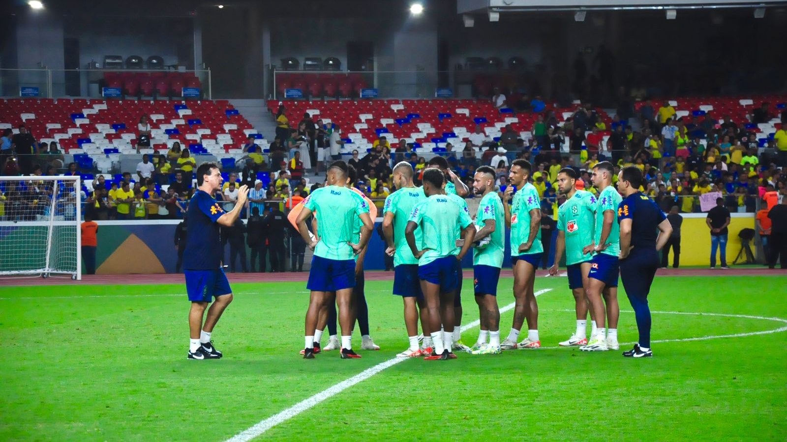 Diniz confirma titulares em treino que tem at&eacute; invas&atilde;o para ver Neymar&nbsp;de&nbsp;perto