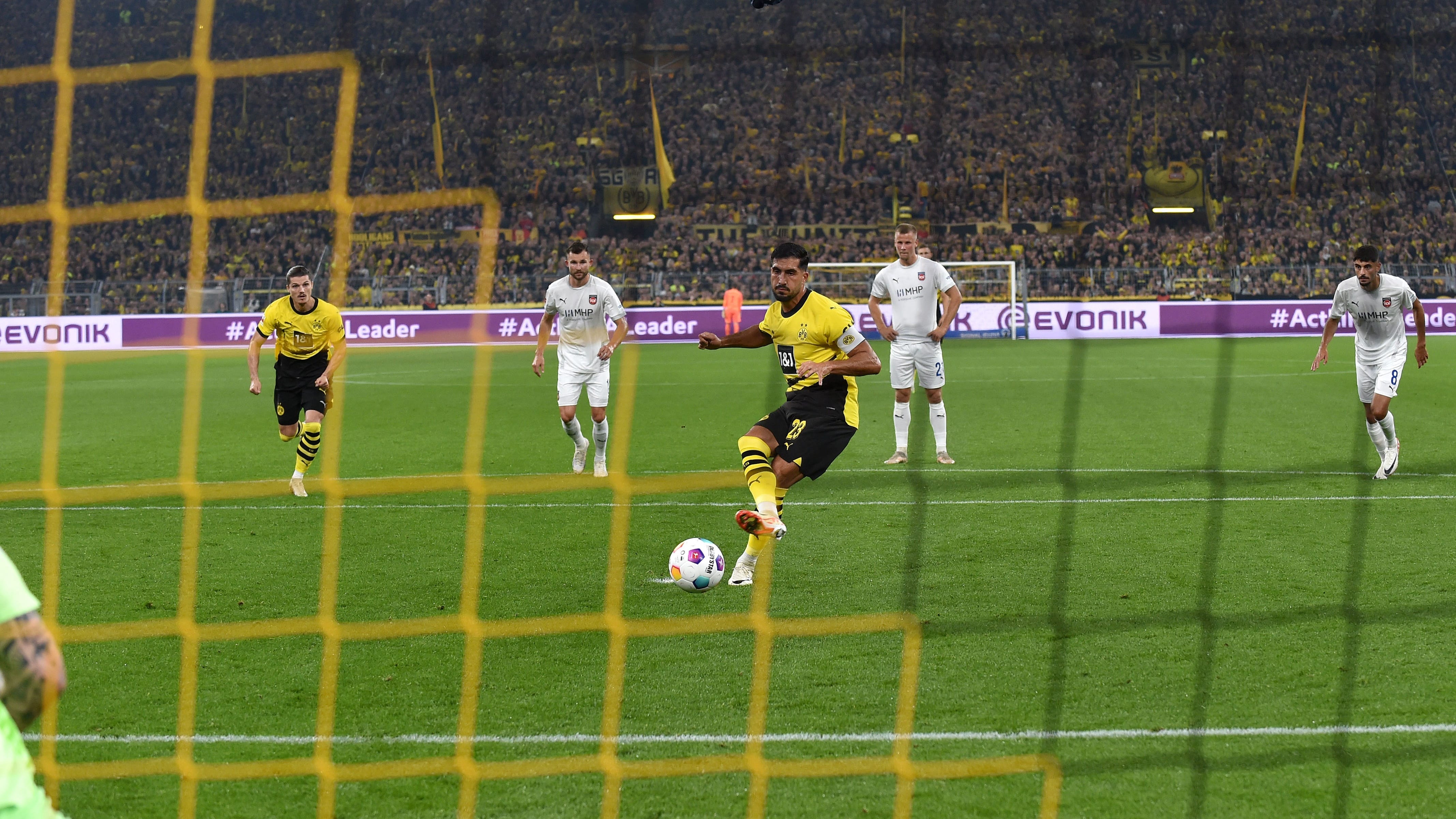 Emre Can marcou o segundo do Dortmund contra o Heidenheim cobrando p&ecirc;nalti (Foto: Icon Sport)
