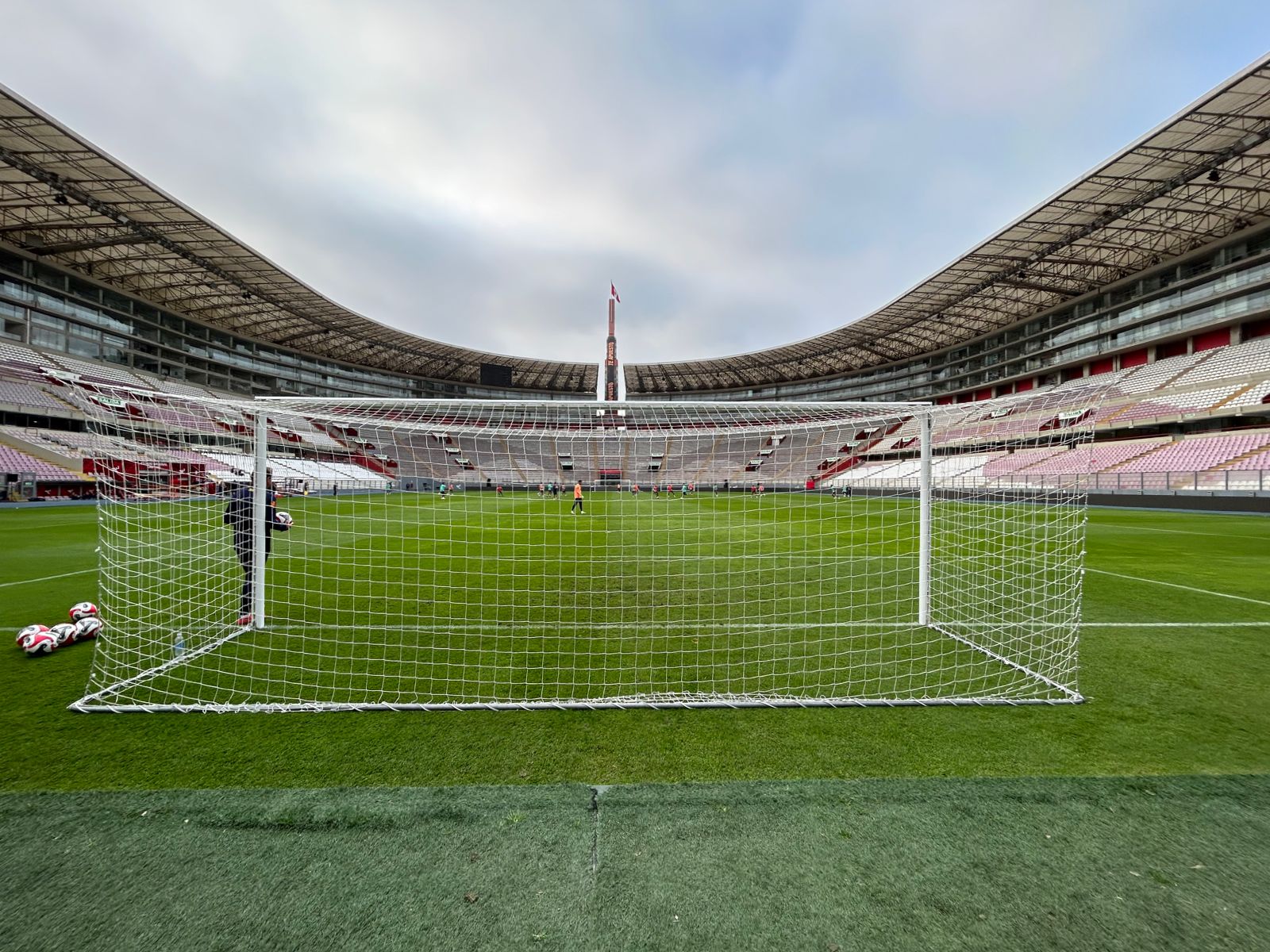 Est&aacute;dio de jogo da sele&ccedil;&atilde;o brasileira em Lima foi palco da maior trag&eacute;dia do futebol peruano