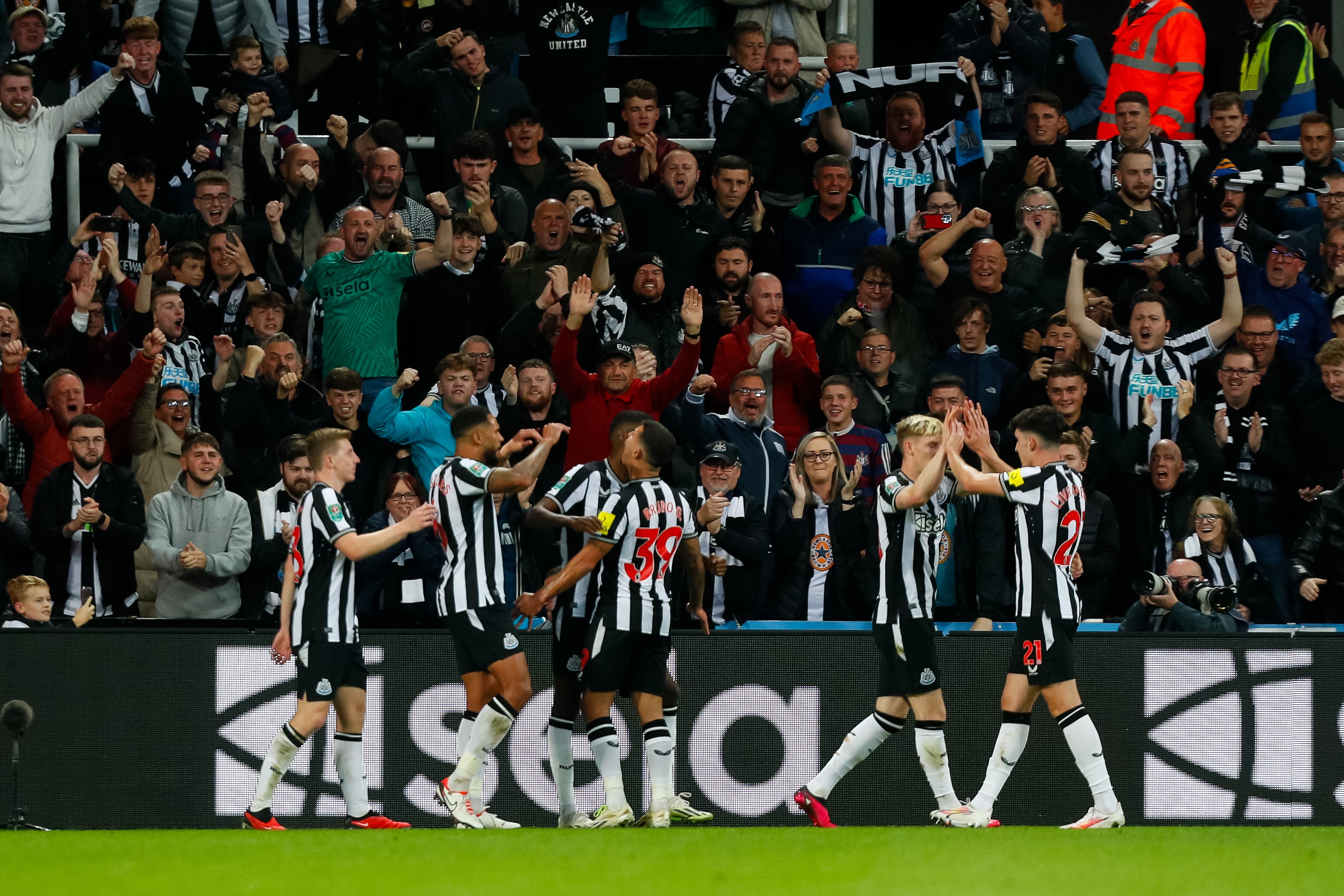 Newcastle despacha Manchester City da Copa da Liga com gol de Isak e vai &agrave;s oitavas