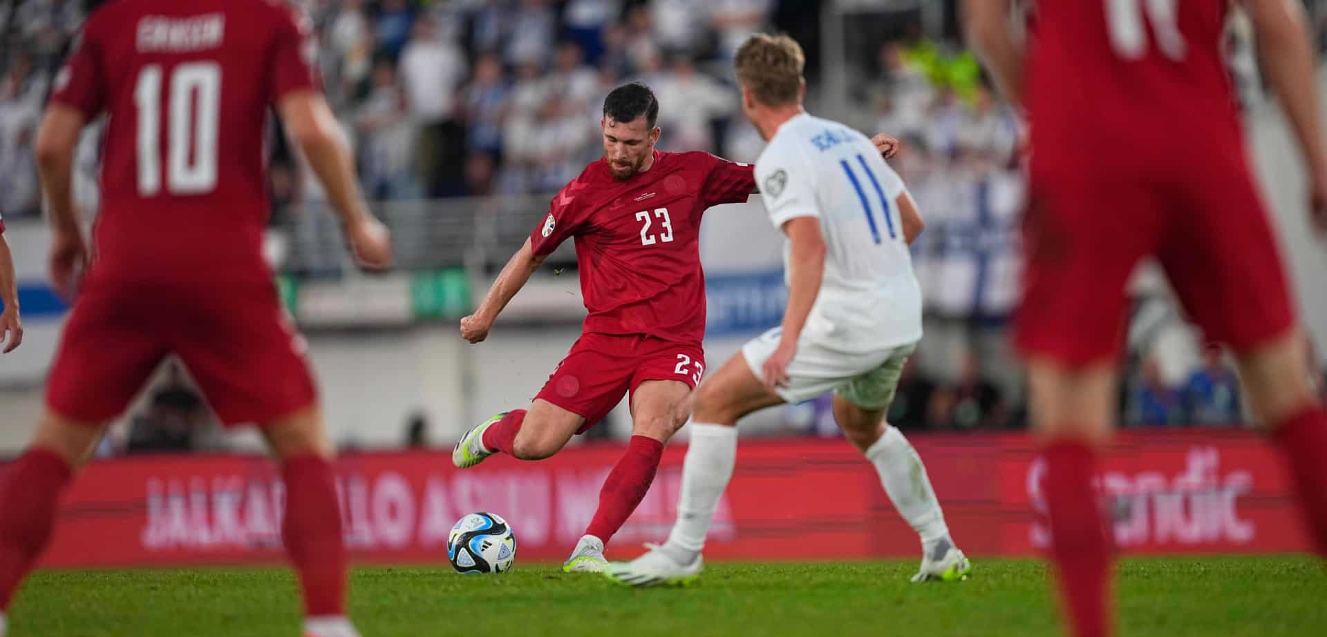 No apagar das luzes, a Dinamarca busca vit&oacute;ria crucial sobre a Finl&acirc;ndia em Helsinque