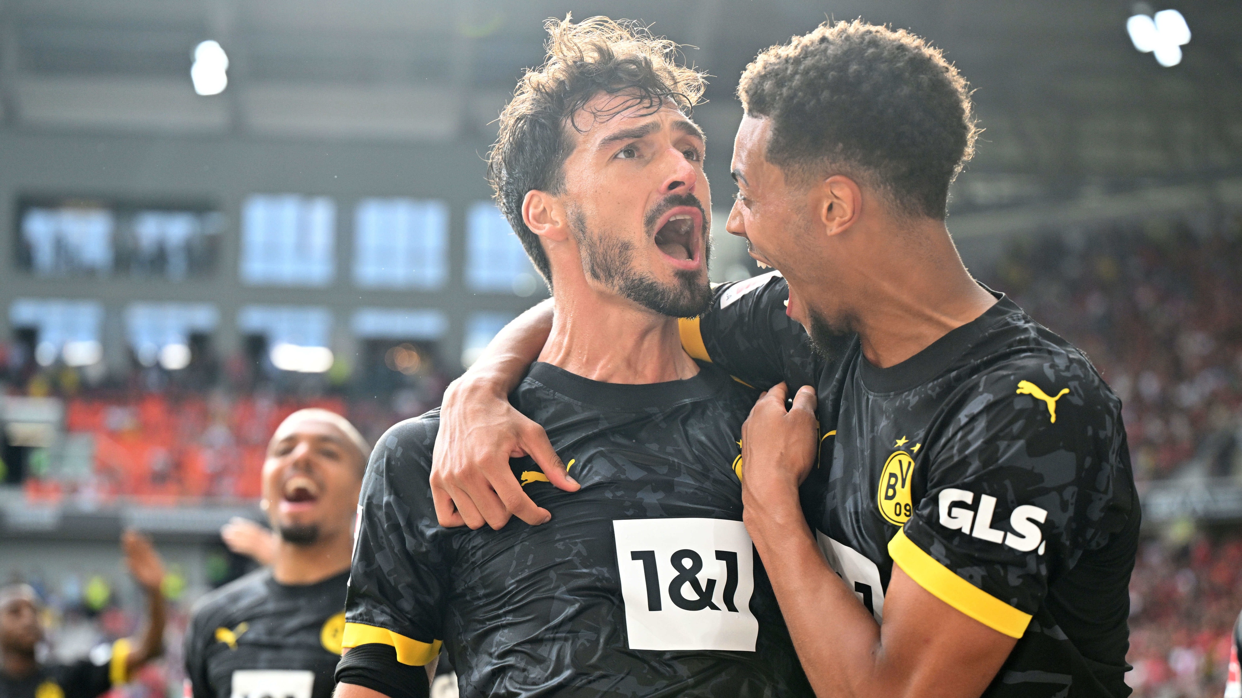 Dortmund d&aacute; sinal de for&ccedil;a e sai do buraco para vencer o Freiburg fora de casa